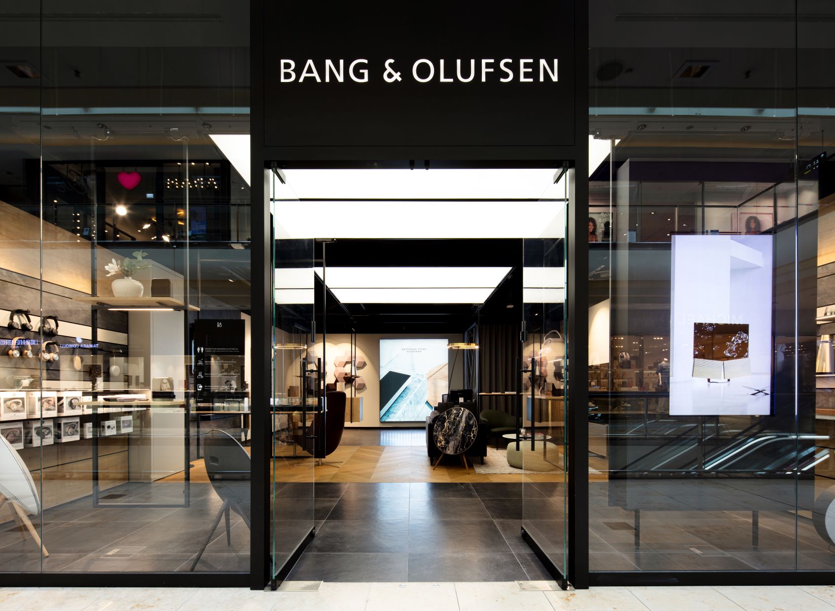 Schaufenster und Eingangsbereich von einer Bang &amp; Olufsen Filiale.