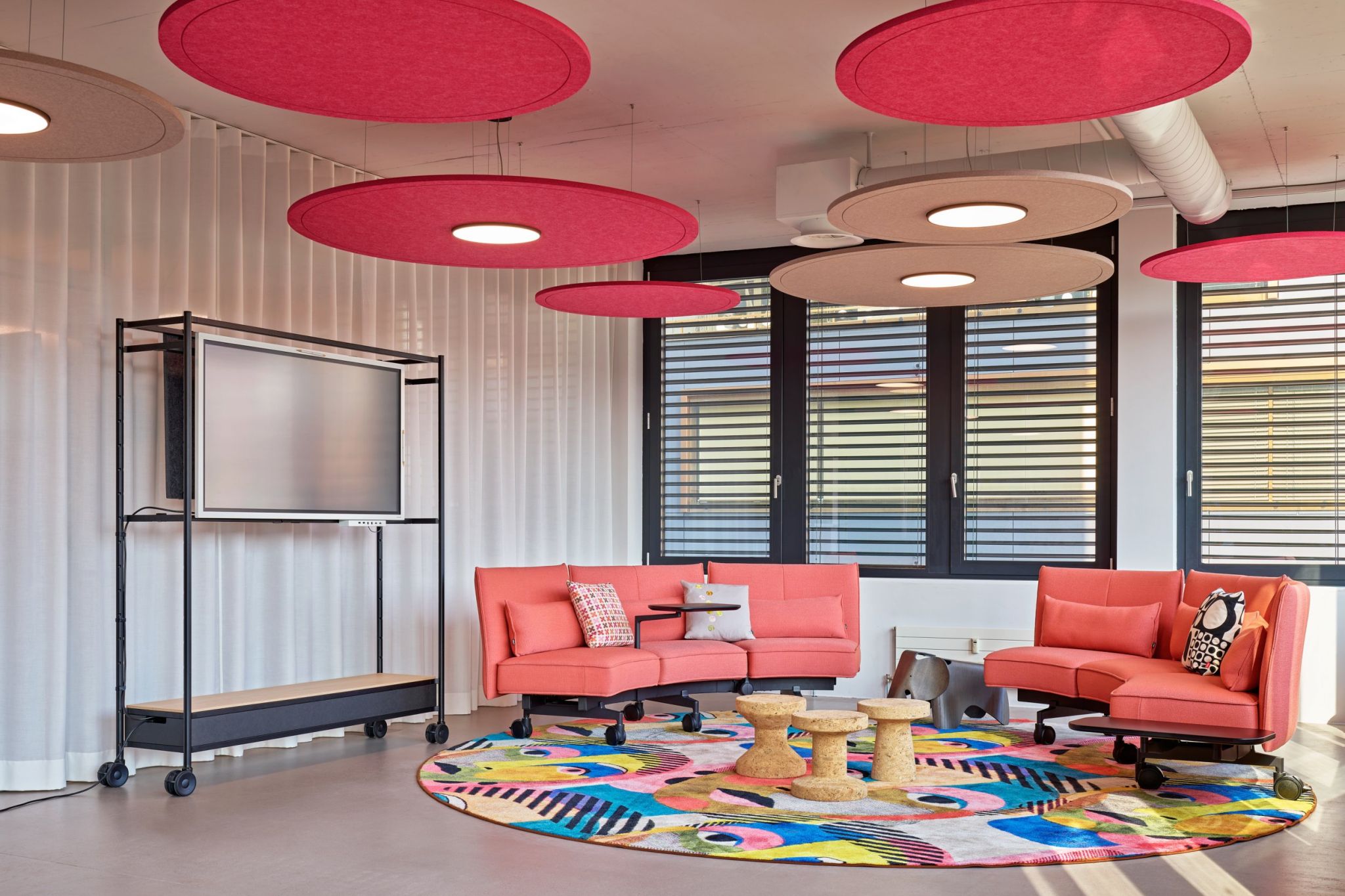 Sitzbereich im B&uuml;ro von berry in Z&uuml;rich ausgestattet mit Visplay's Office System FOS.