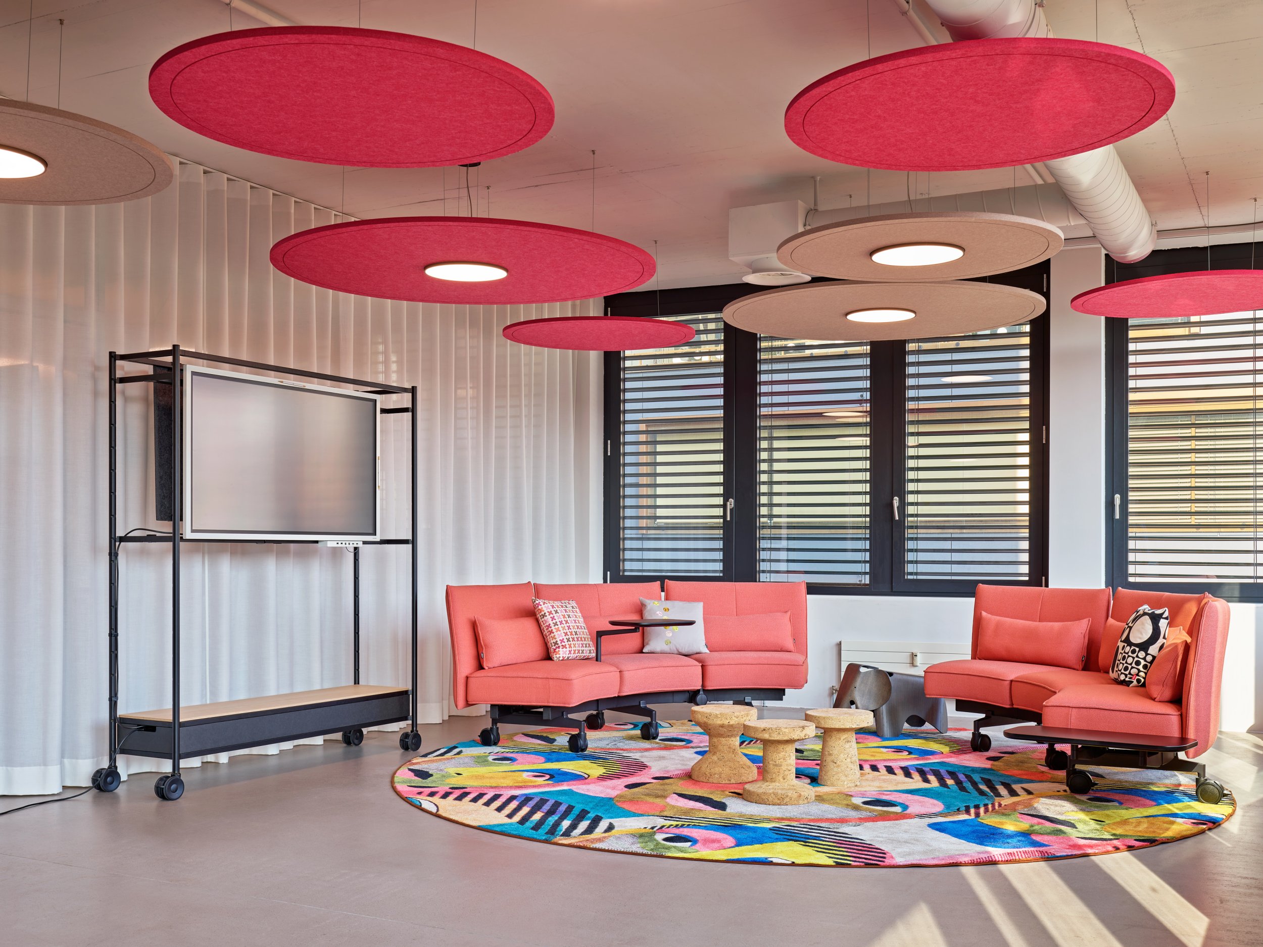 Sitzbereich im B&uuml;ro von berry in Z&uuml;rich ausgestattet mit Visplay's Office System FOS.