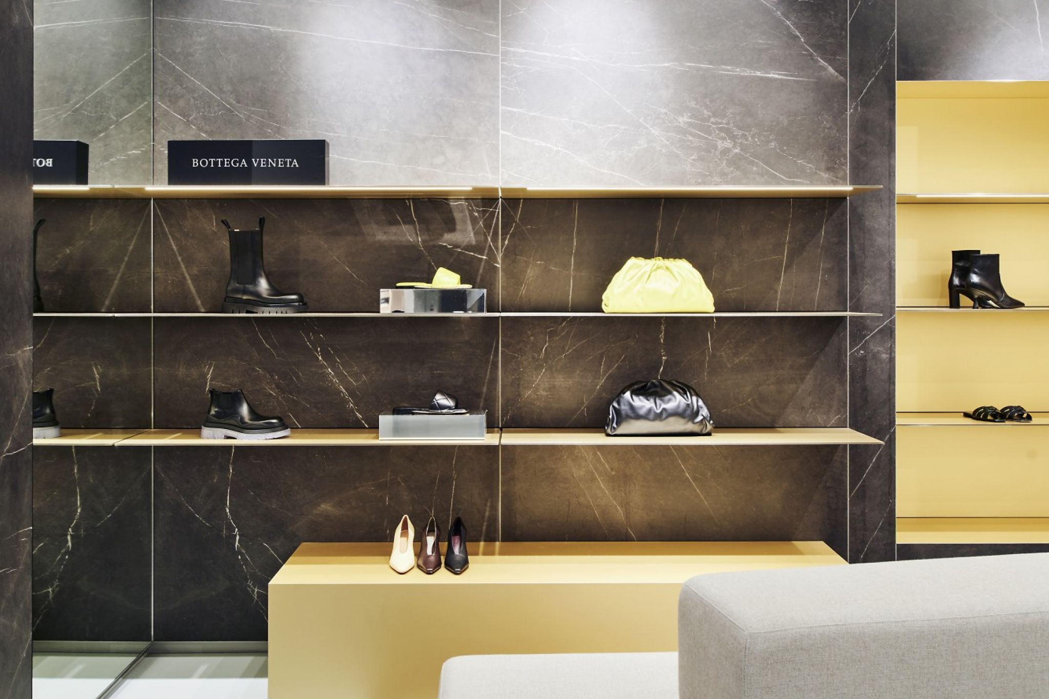 Ausschnitt der Verkaufsfl&auml;che des Luxus Retailers Breuninger.
