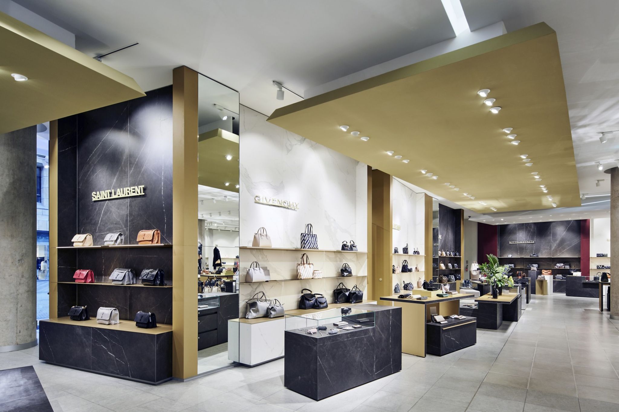 Moderne Gesch&auml;ftsfl&auml;che ausgestattet mit Luxus Handtaschen und Schuhen.