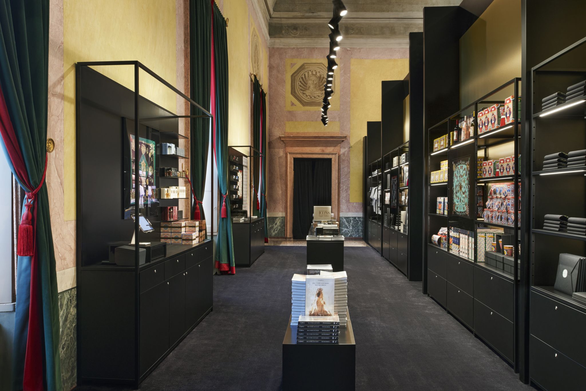 Innenansicht der Ausstellungsboutique im Palazzo Reale in Mailand, eingerichtet f&uuml;r Dolce&amp;Gabbana mit dem Regalsystem von Visplay.