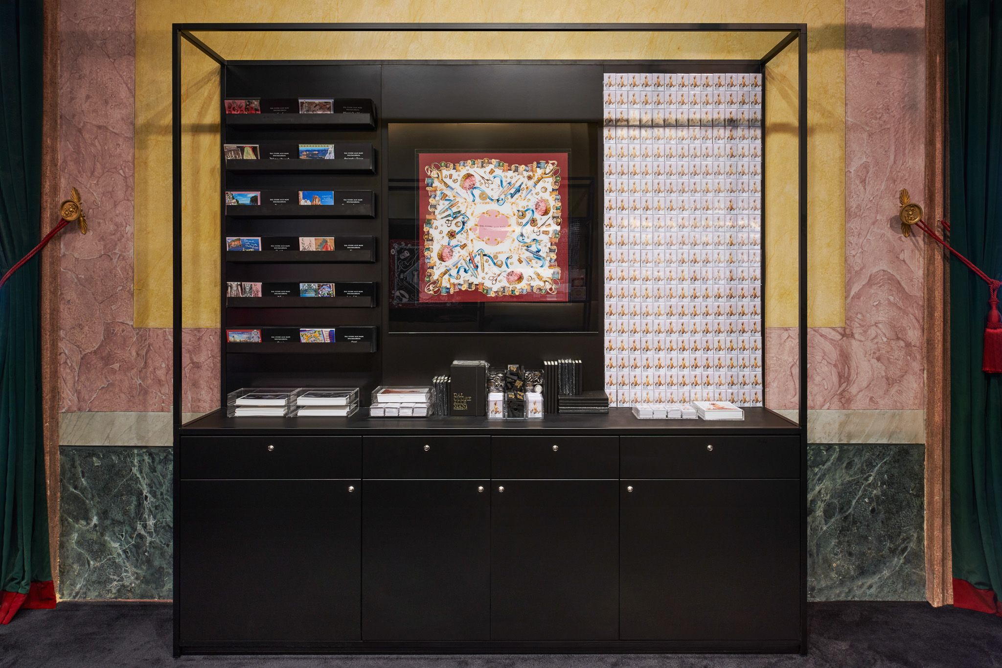 Visplay's Regal und Struktursystem stellt das hochwertige Merchandise von Dolce&amp;Gabbana im Palazzo Reale zur Schau.