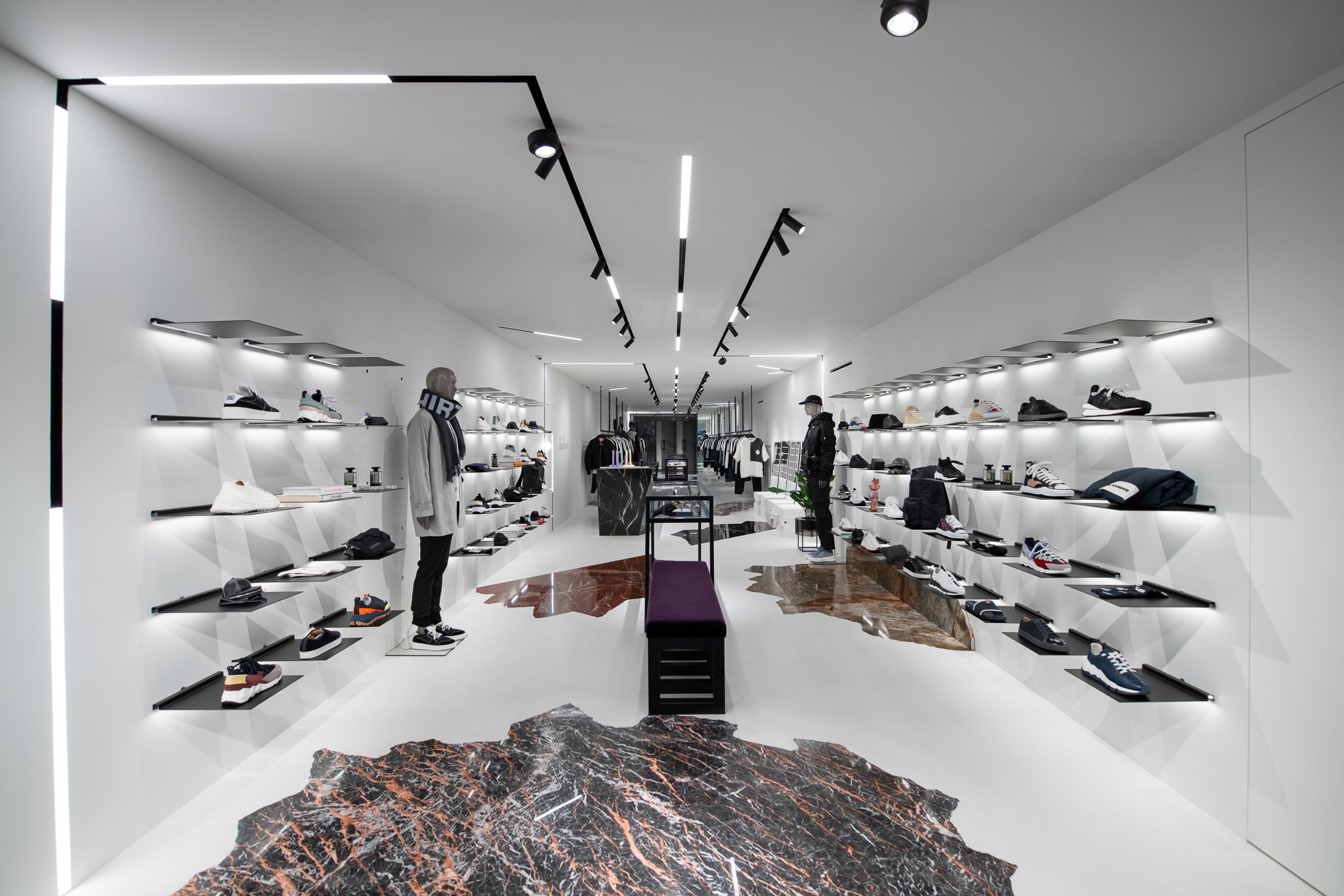 Modernes Interieur des Ekademe Stores gestaltet mit dem Wandsystem von Visplay, charakterisiert durch ein minimalistisches Design und klare Linienf&uuml;hrung.