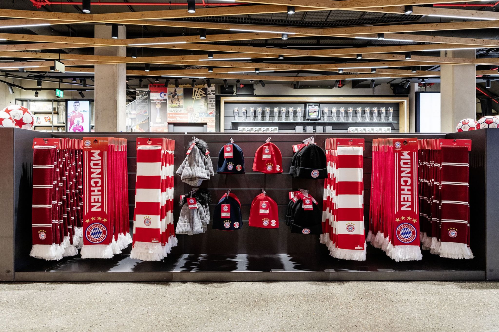 Fanshop Regal ausgestattet mit FC Bayern M&uuml;nchen Schals und M&uuml;tzen.