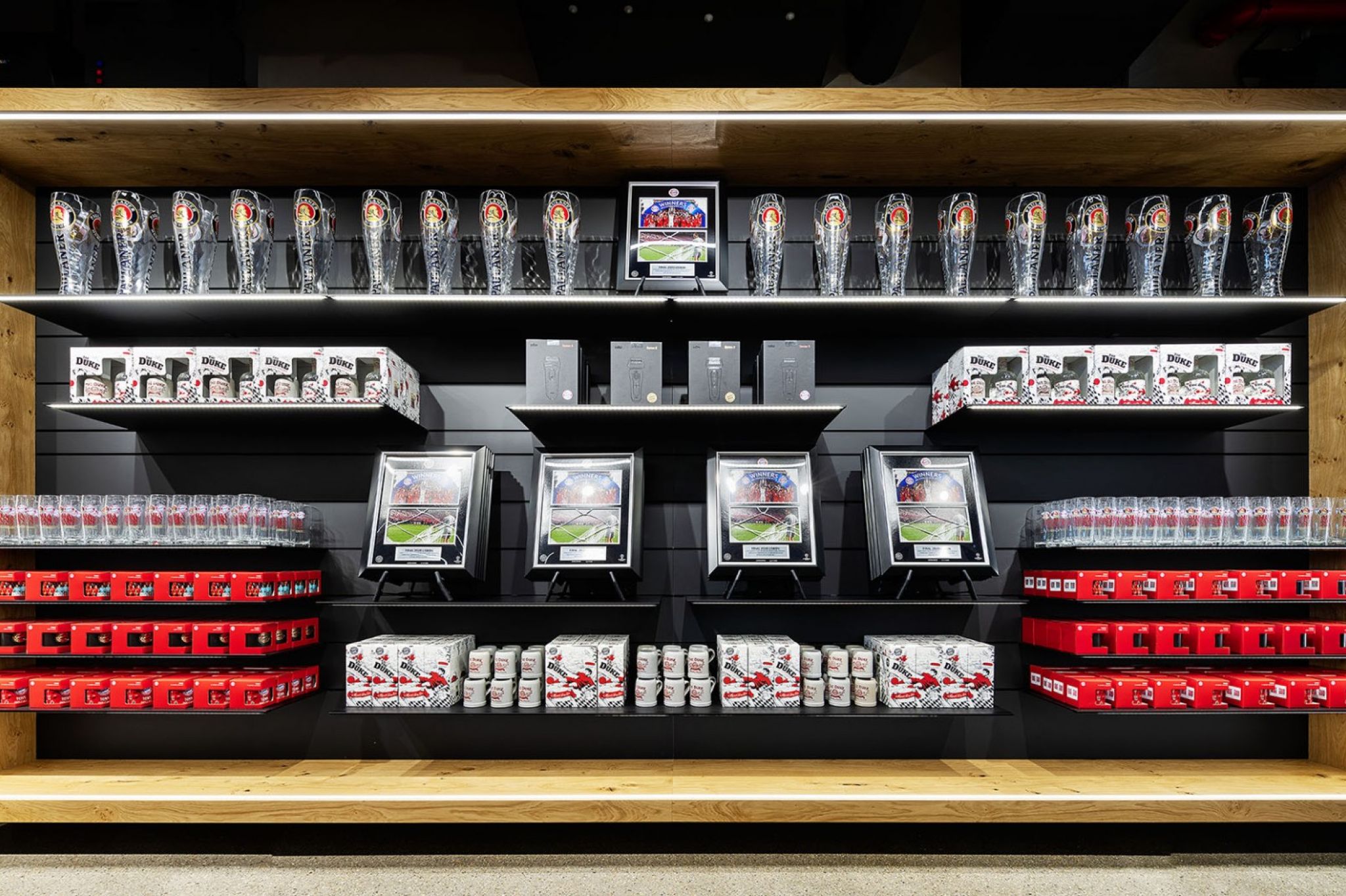 Verkaufsregal mit diversen Merchandise-Produkten des FC Bayern M&uuml;nchen.