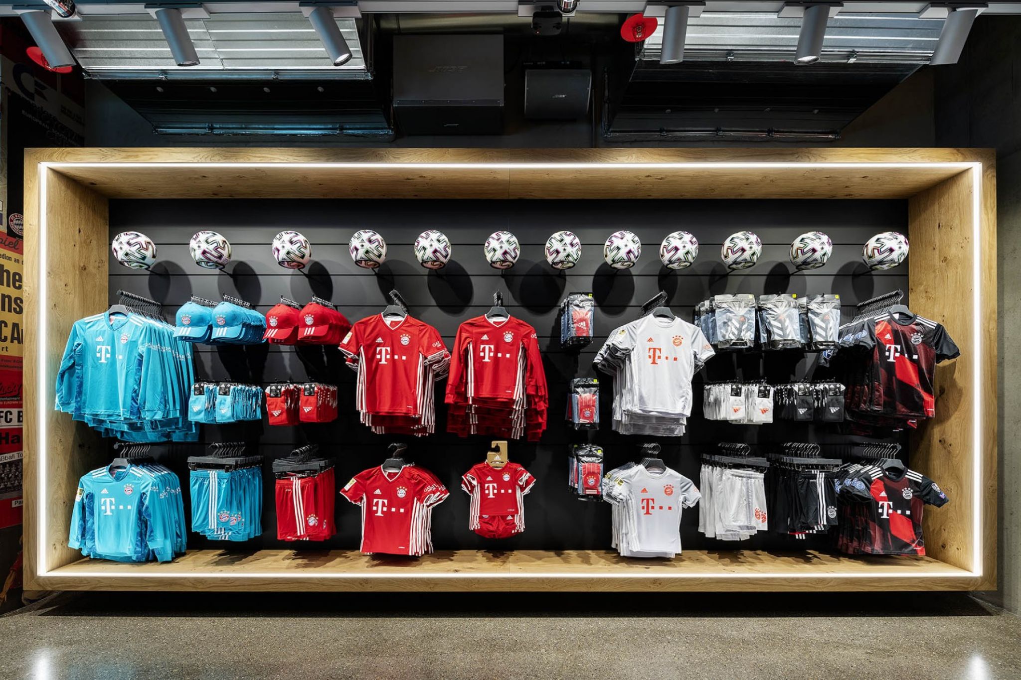 Fanshop Verkaufsregal mit Trikots and diversen Merchandise Artikeln des FC Bayern M&uuml;nchen.