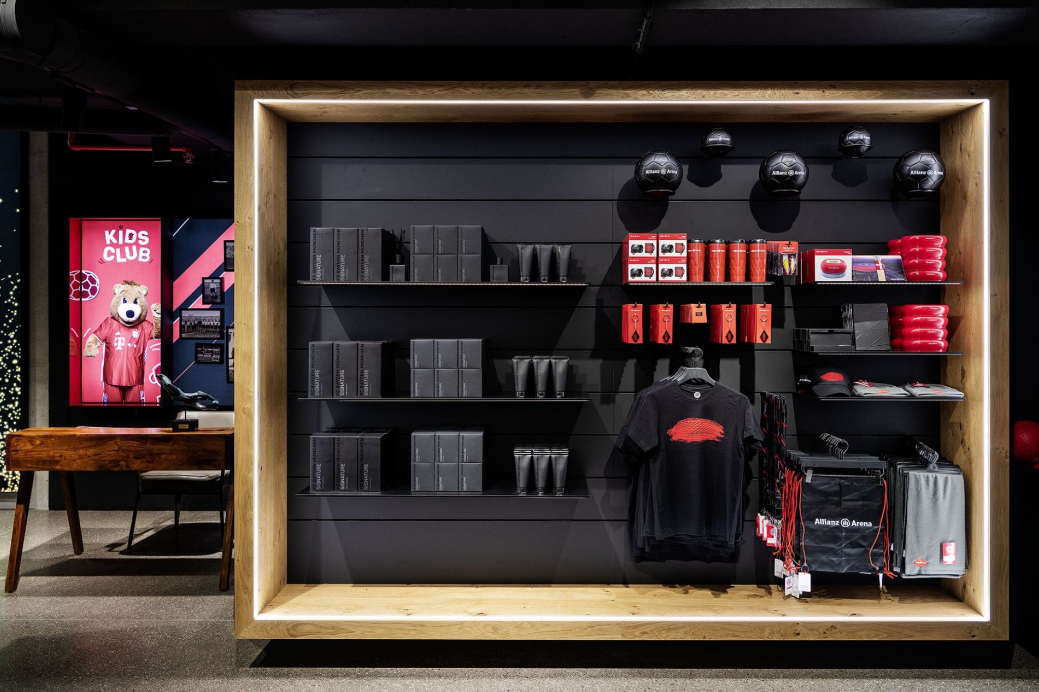 FC Bayern M&uuml;nchen Merchandise in einem Verkaufsregal.