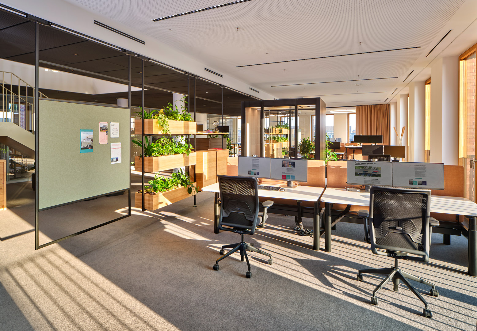 Ein modernes B&uuml;ro mit einem offenen Designkonzept. Regalsysteme aus Metall und Holz pr&auml;sentieren stilvoll Produkte, w&auml;hrend warmes Licht eine einladende Atmosph&auml;re schafft.