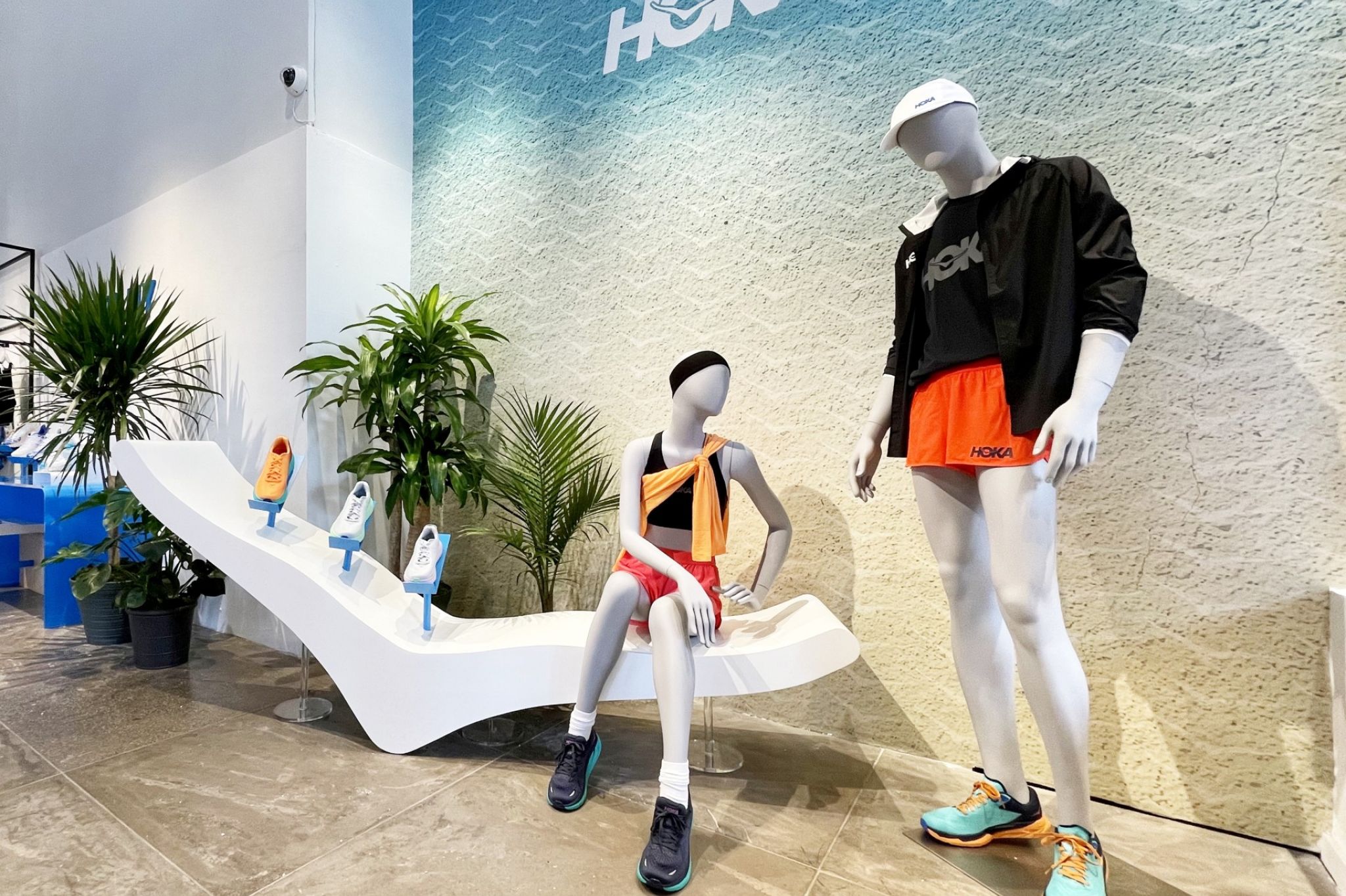 Zwei Schaufensterpuppen mit sommerlicher Sport-Kleidung.