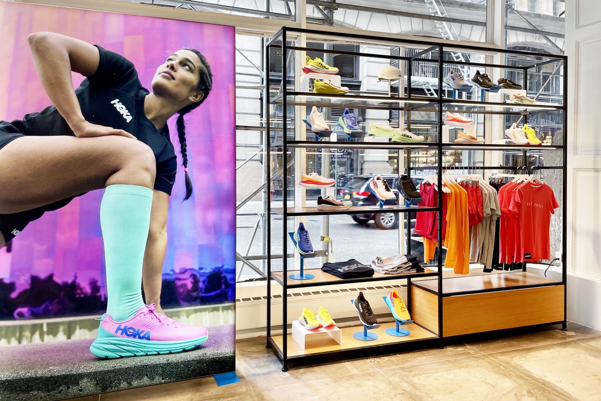 Ein Schaufenster vom Innenbereich eines Sportschuhgesch&auml;fts.