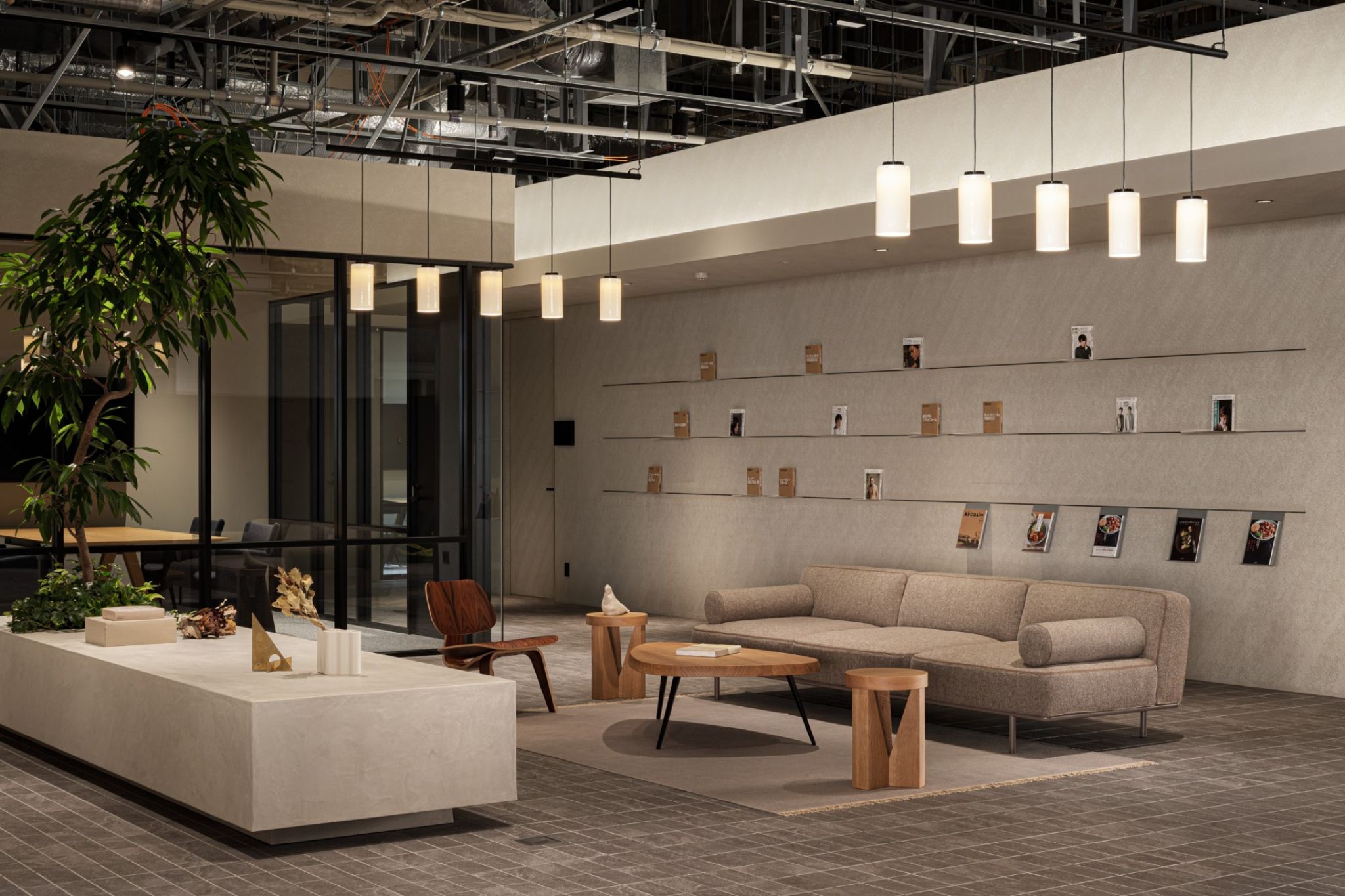 Eine heller Raum mit moderner Lounge Einrichtung und einem Couch Bereich.