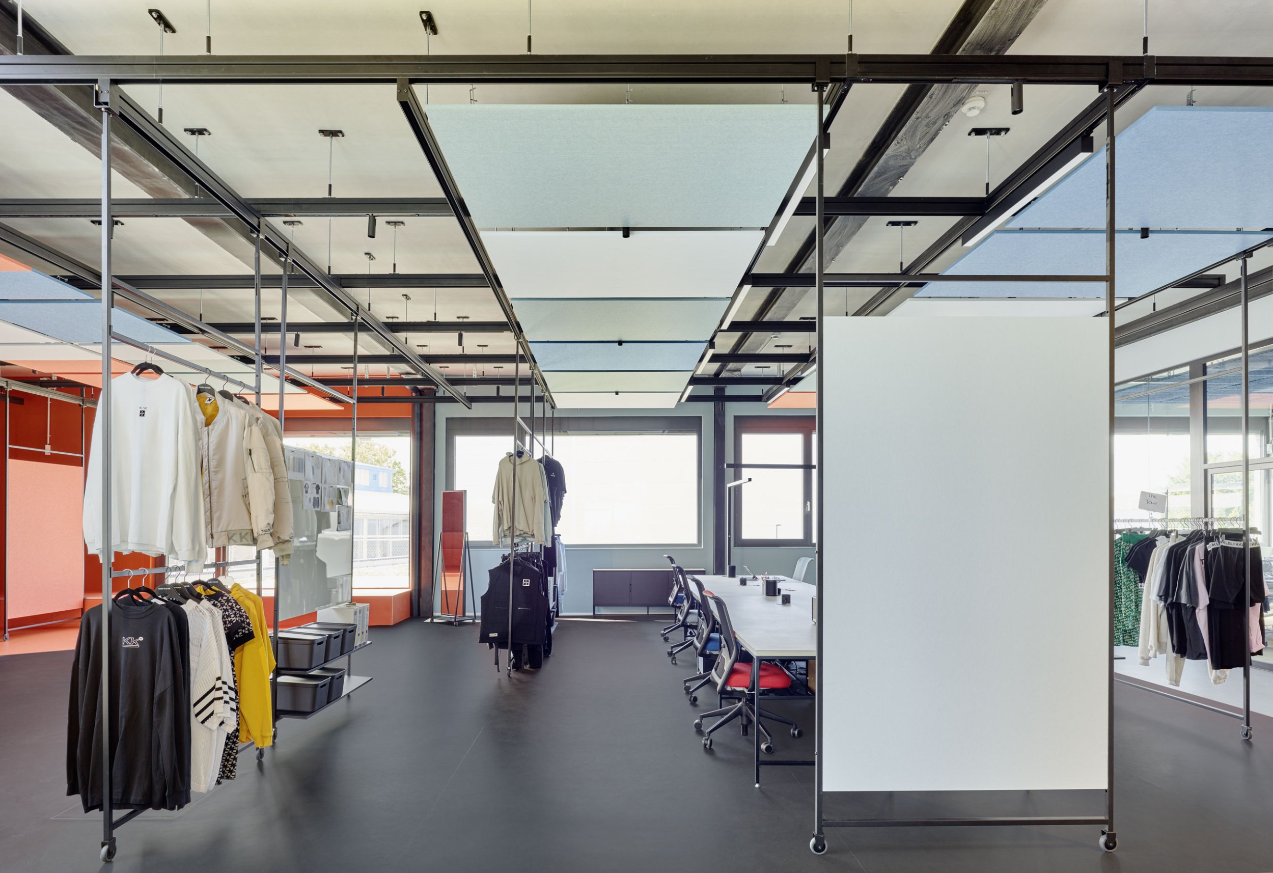 Oficina de la sede central de Karo Kauer Label en Eislingen equipada con el sistema flexible Multi-Lane de Visplay.