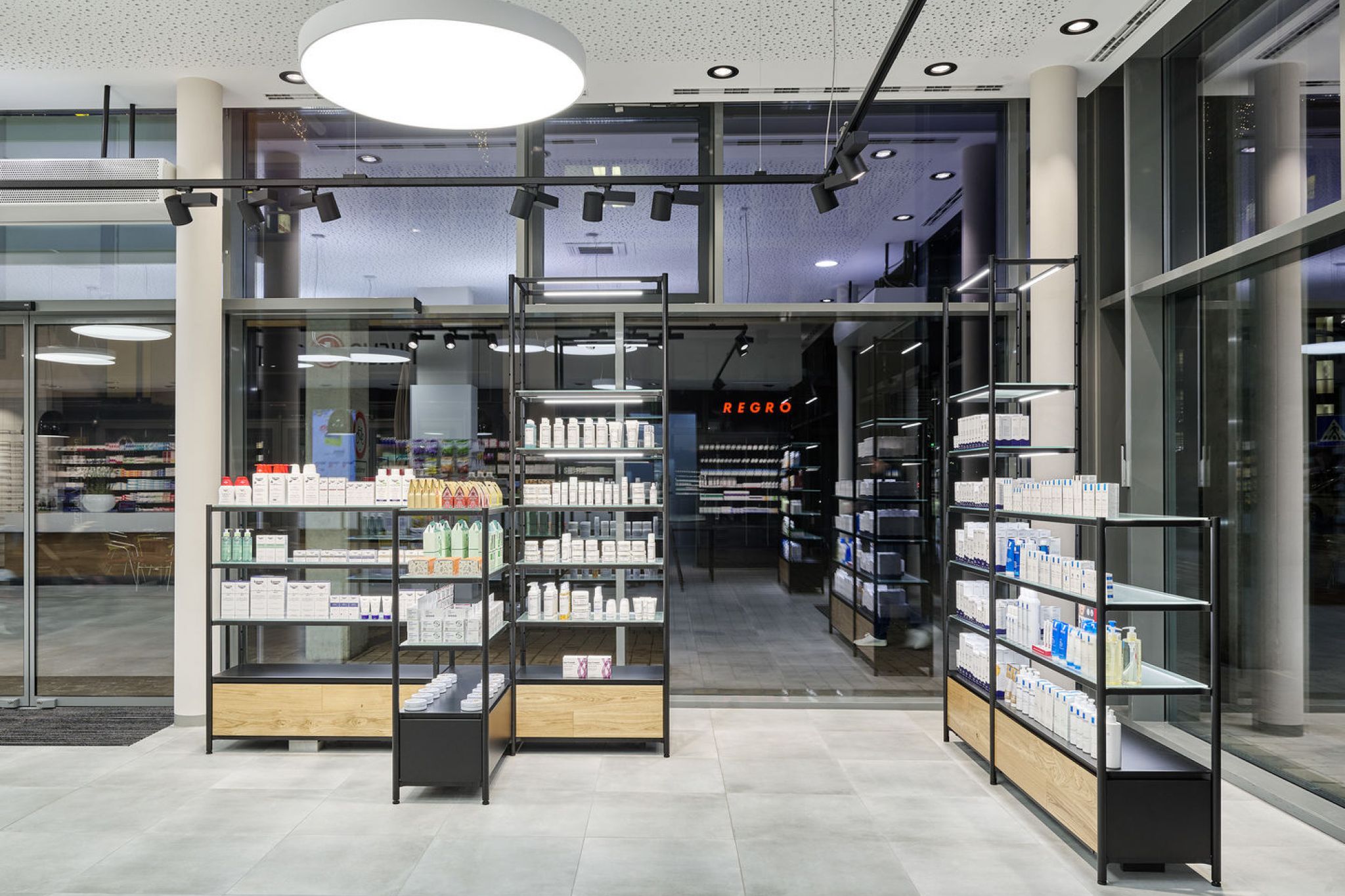 Inneneinrichtung einer Apotheke mit ausgestatteten Regalen.