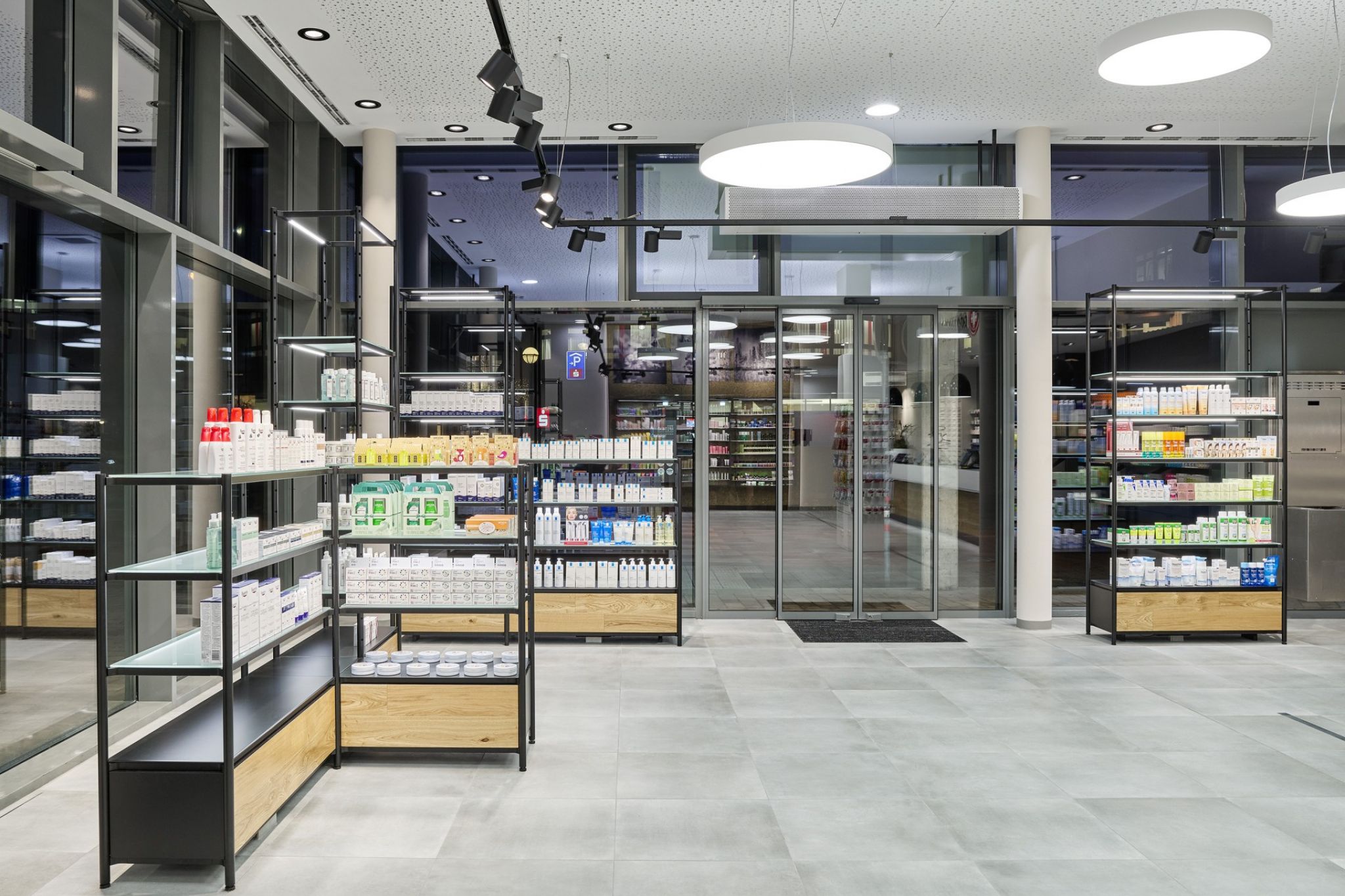 Innenraum einer Apotheke mit Blick zum Schaufenster.