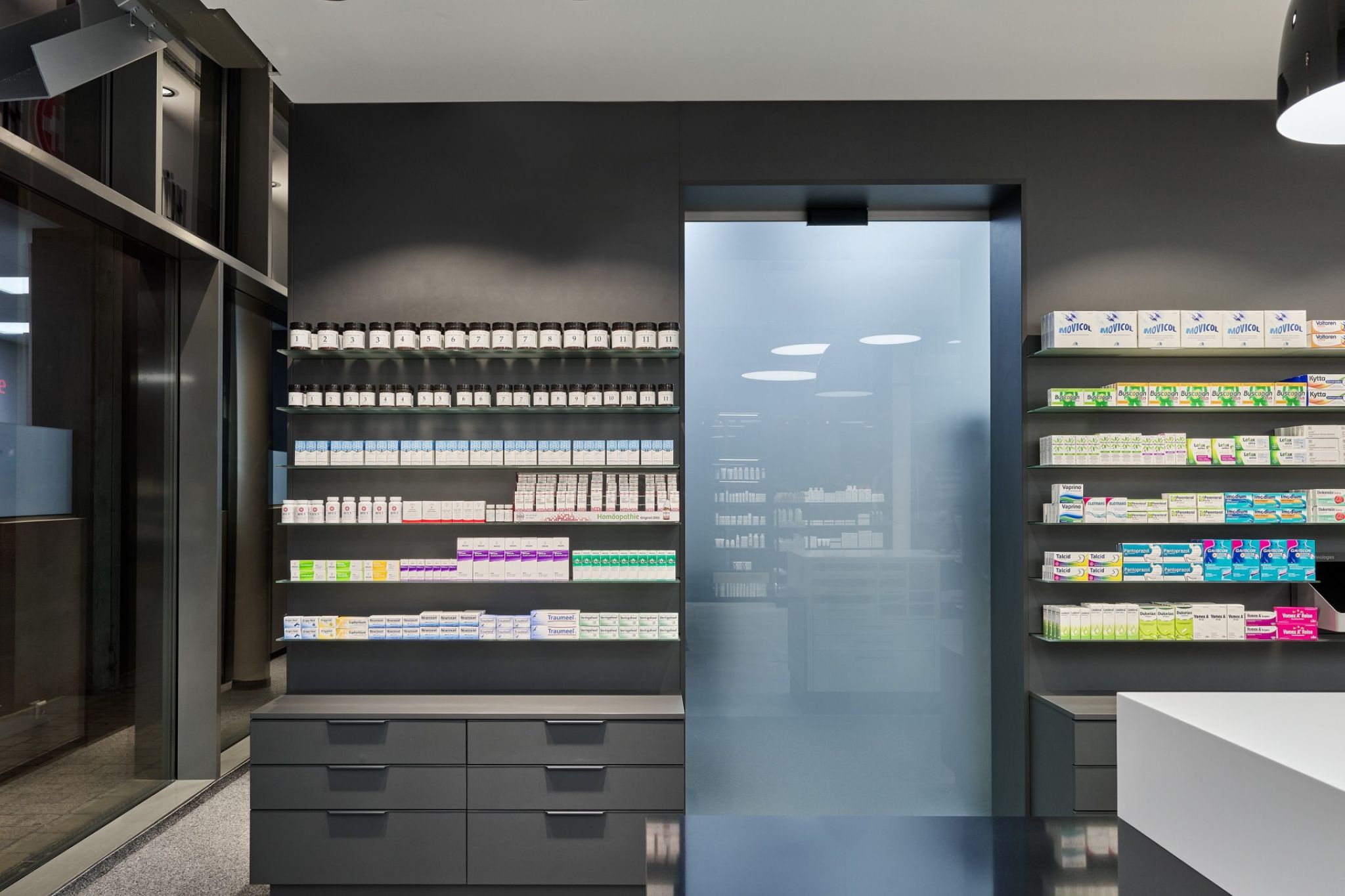 Kassenbereich einer Apotheke mit Fokus auf die Sichtwahl.
