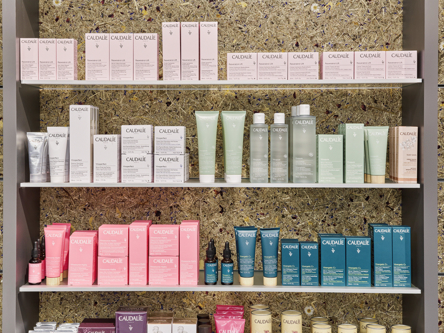 Detailansicht eines Regals ausgestattet mit Beauty-Produkten.