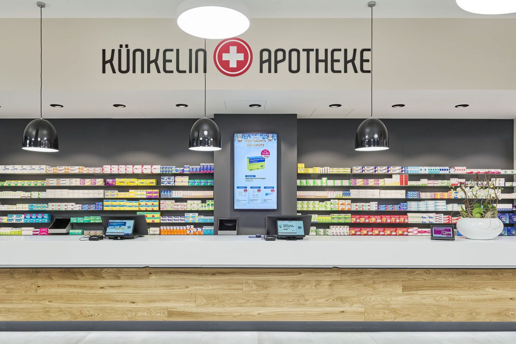 Front Ansicht des Kassen-Bereichs einer Apotheke.