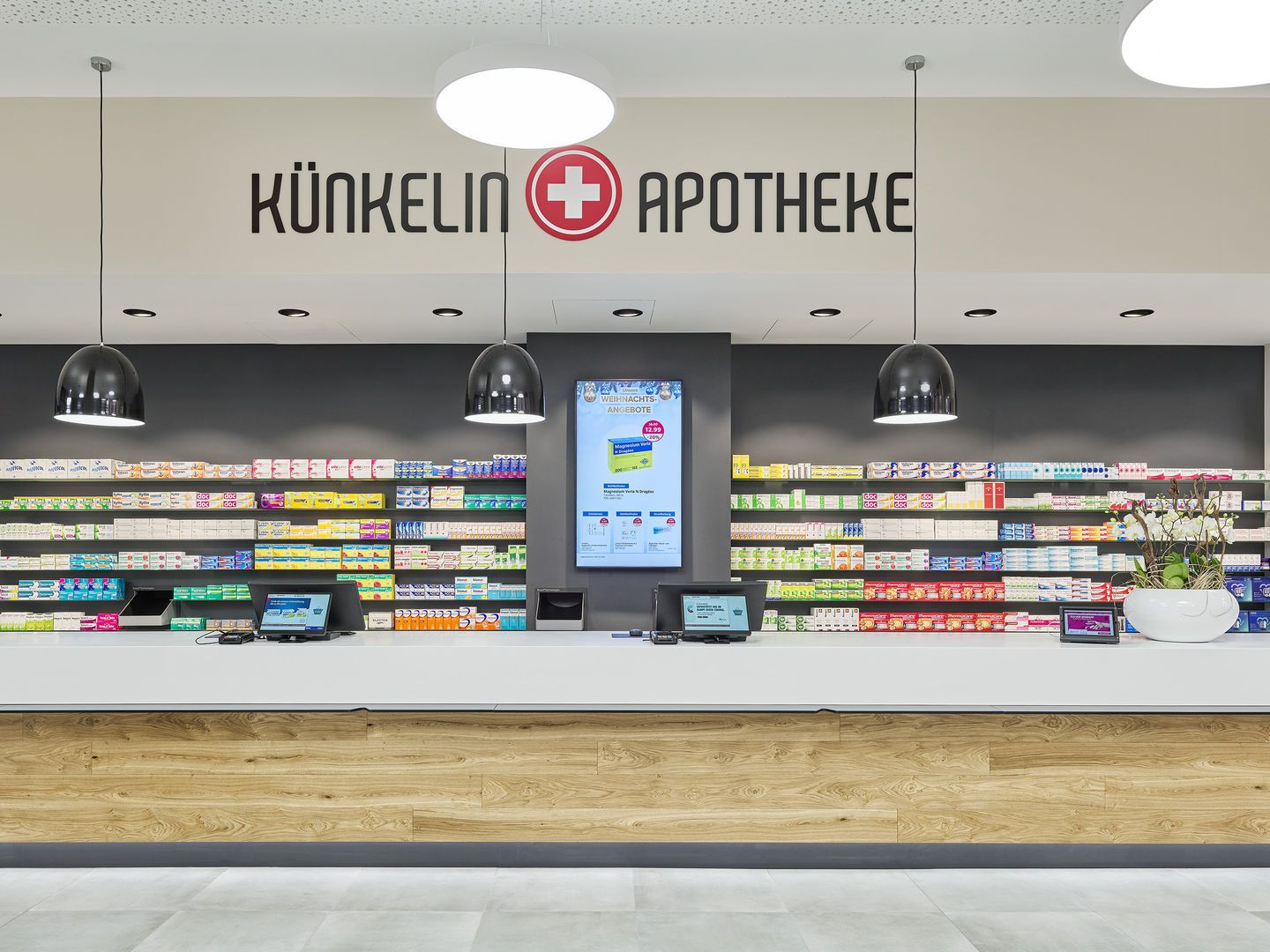 Front Ansicht des Kassen-Bereichs einer Apotheke.