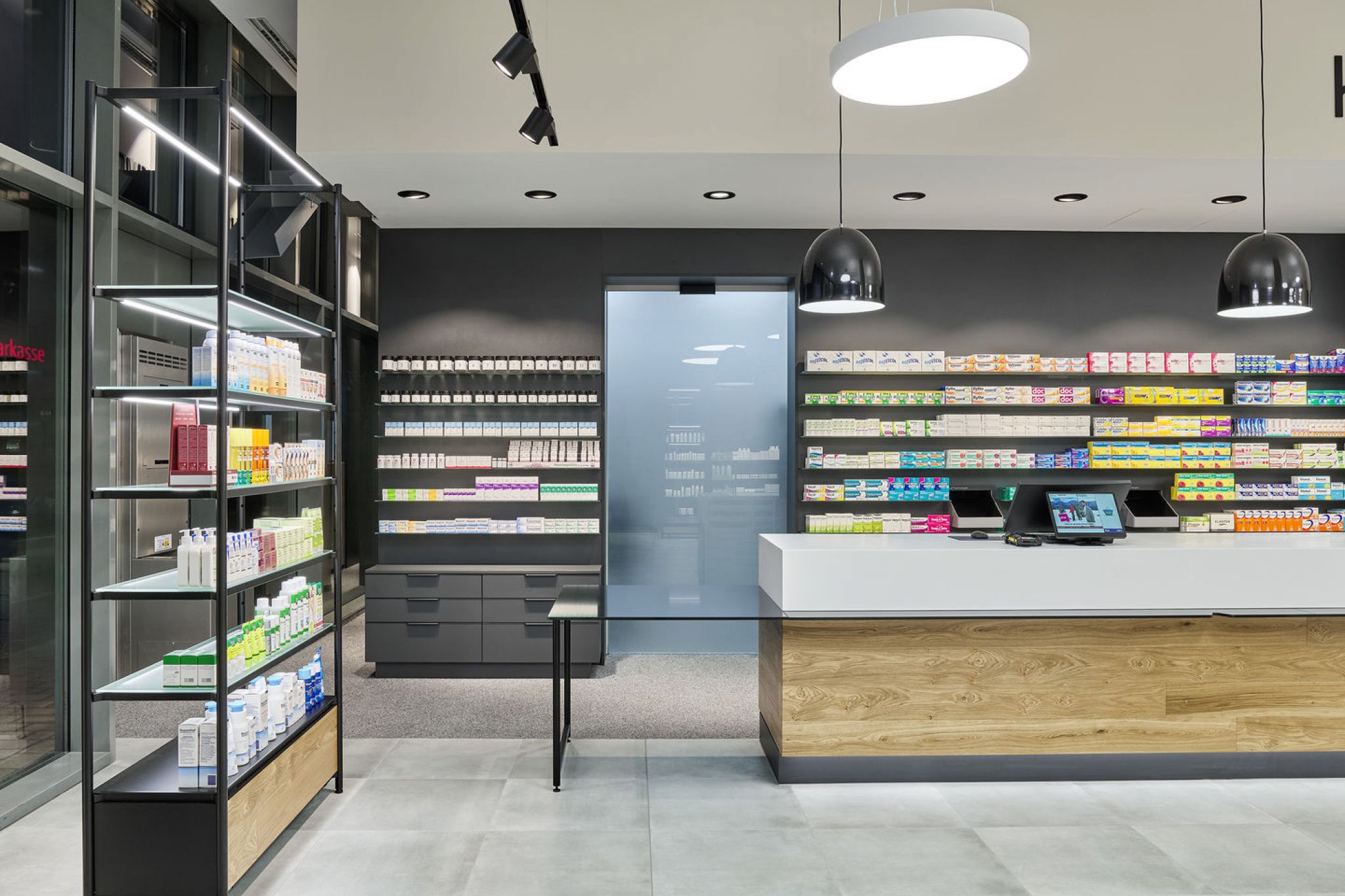 Innenraum einer Apotheke mit Sicht zur Kasse.