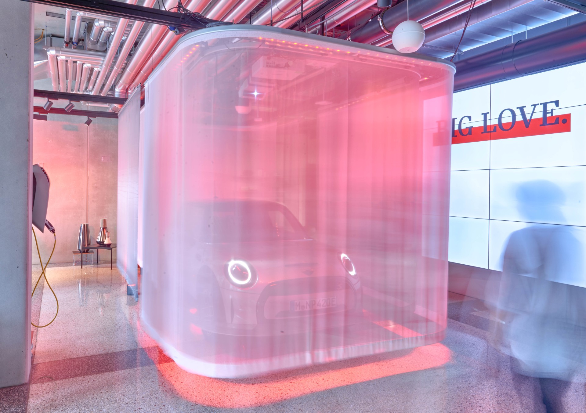 Fahrzeug des Automobilherstellers MINI verh&uuml;llt hinter einem transparenten Vorhang.