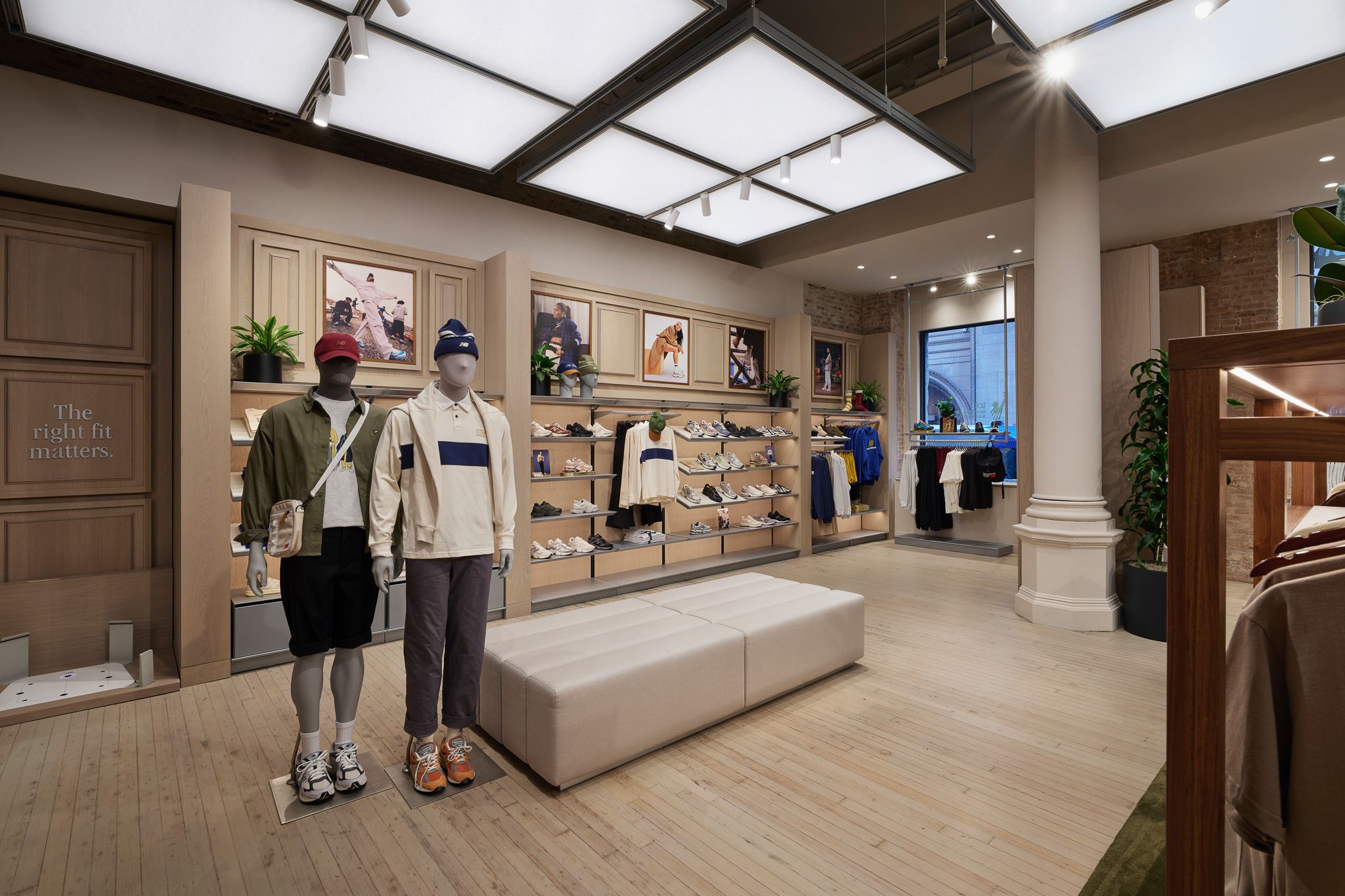 Dos maniqu&iacute;es vestidos con ropa deportiva y zapatillas en una tienda de calzado luminosa con suelo de madera y estantes llenos de zapatos.