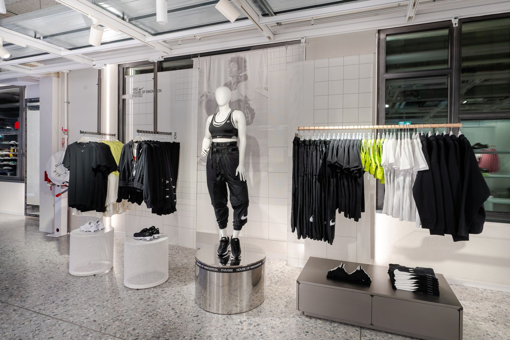 Warentr&auml;ger mit Sportkleidung ausgestattet auf der Gesch&auml;ftsfl&auml;che eines Sportartikelherstellers.
