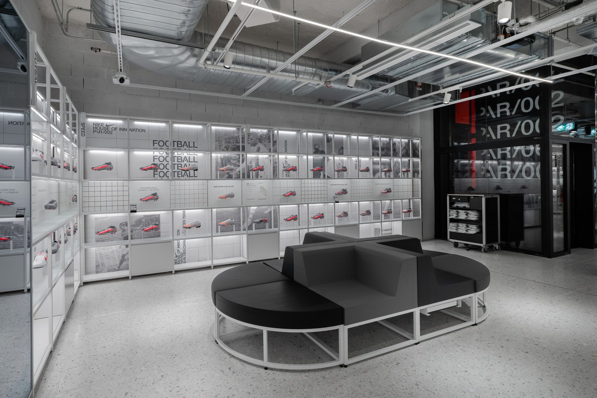 Moderner Raum im schlichten Design mit ausgestellten Fu&szlig;ballschuhen.