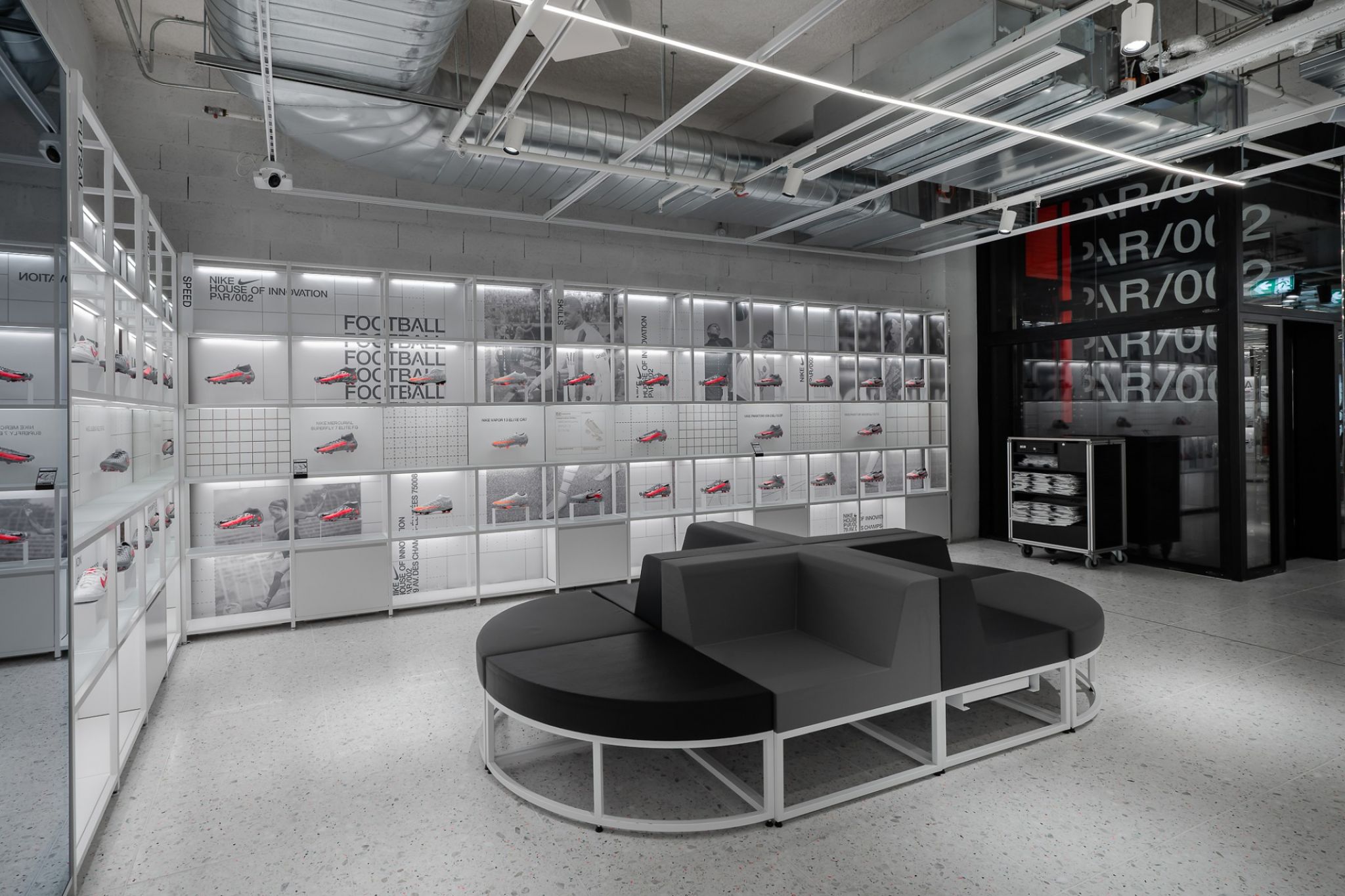 Moderner Raum im schlichten Design mit ausgestellten Fu&szlig;ballschuhen.