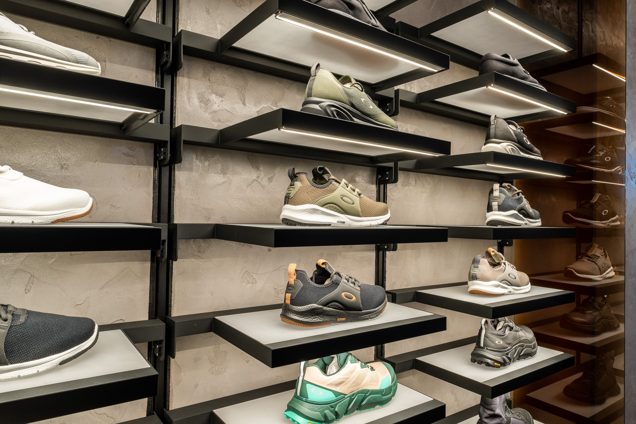 Visplay's flexible Warentr&auml;ger-Systeme stellen Oakley's Schuhkollektion aus.
