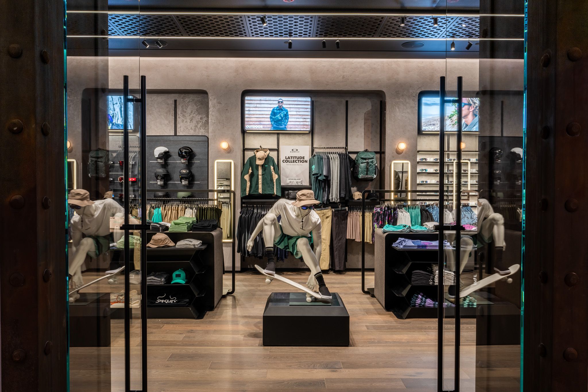 Oakley nutzt die flexiblen Systeme von Visplay, um ihre Bekleidung in ihrem Flagship-Store in Kalifornien zu pr&auml;sentieren.