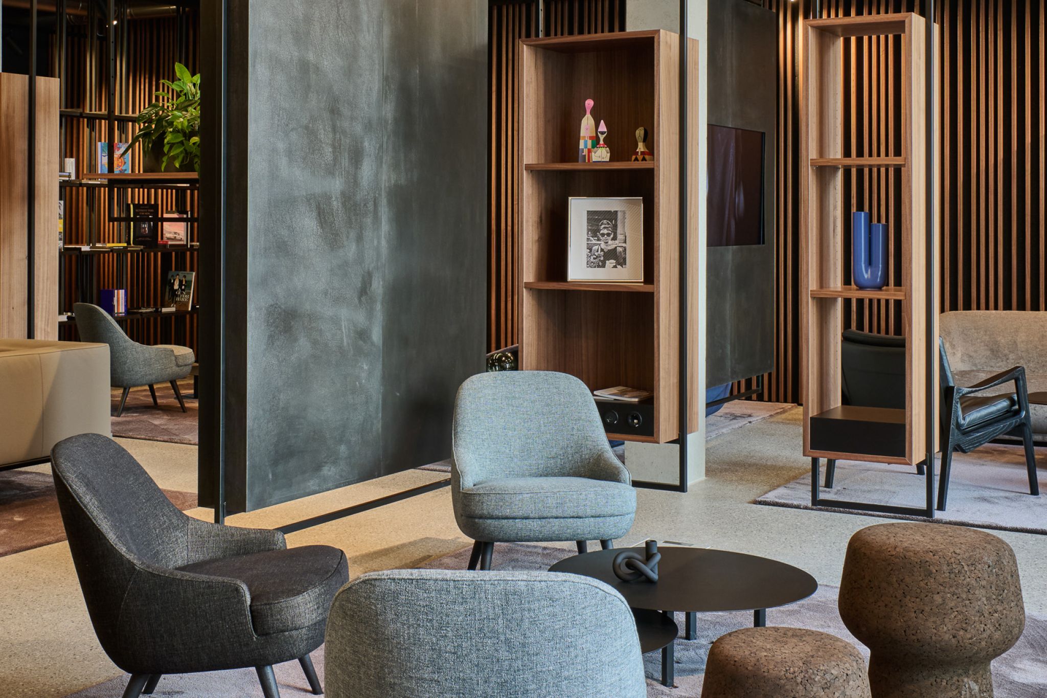 Modernes, einladendes Welcome Center in Metzingen, mit stilvollem Innenraumdesign, klaren Linien und minimalistischer Einrichtung.