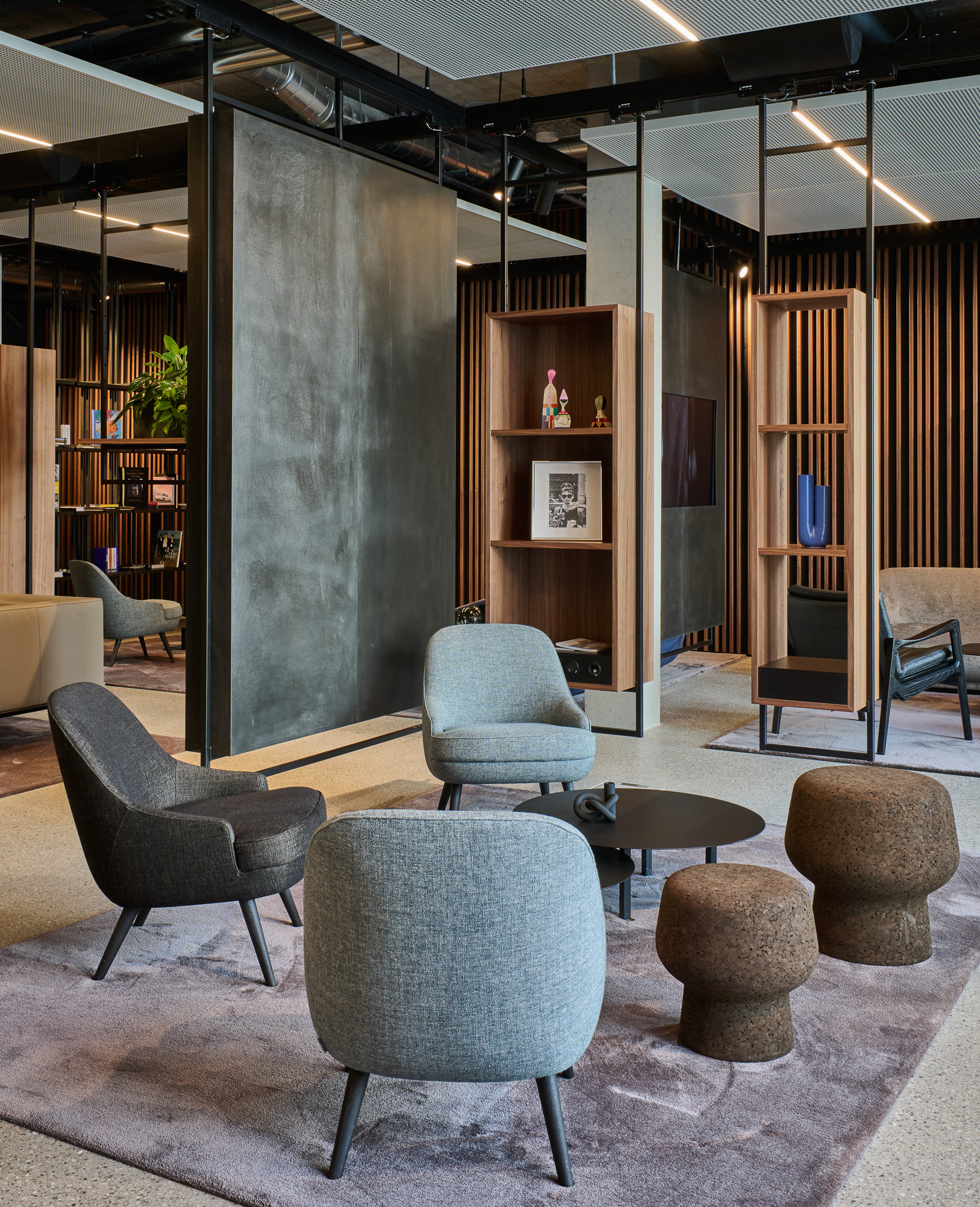 Centre d'accueil moderne et accueillant &agrave; Metzingen, avec un design int&eacute;rieur &eacute;l&eacute;gant, des lignes &eacute;pur&eacute;es et un mobilier minimaliste.