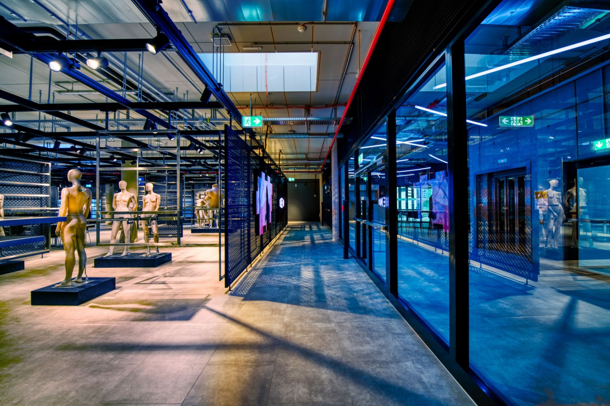Ausstellungsfl&auml;che mit Glasfronten und Schaufensterpuppen.