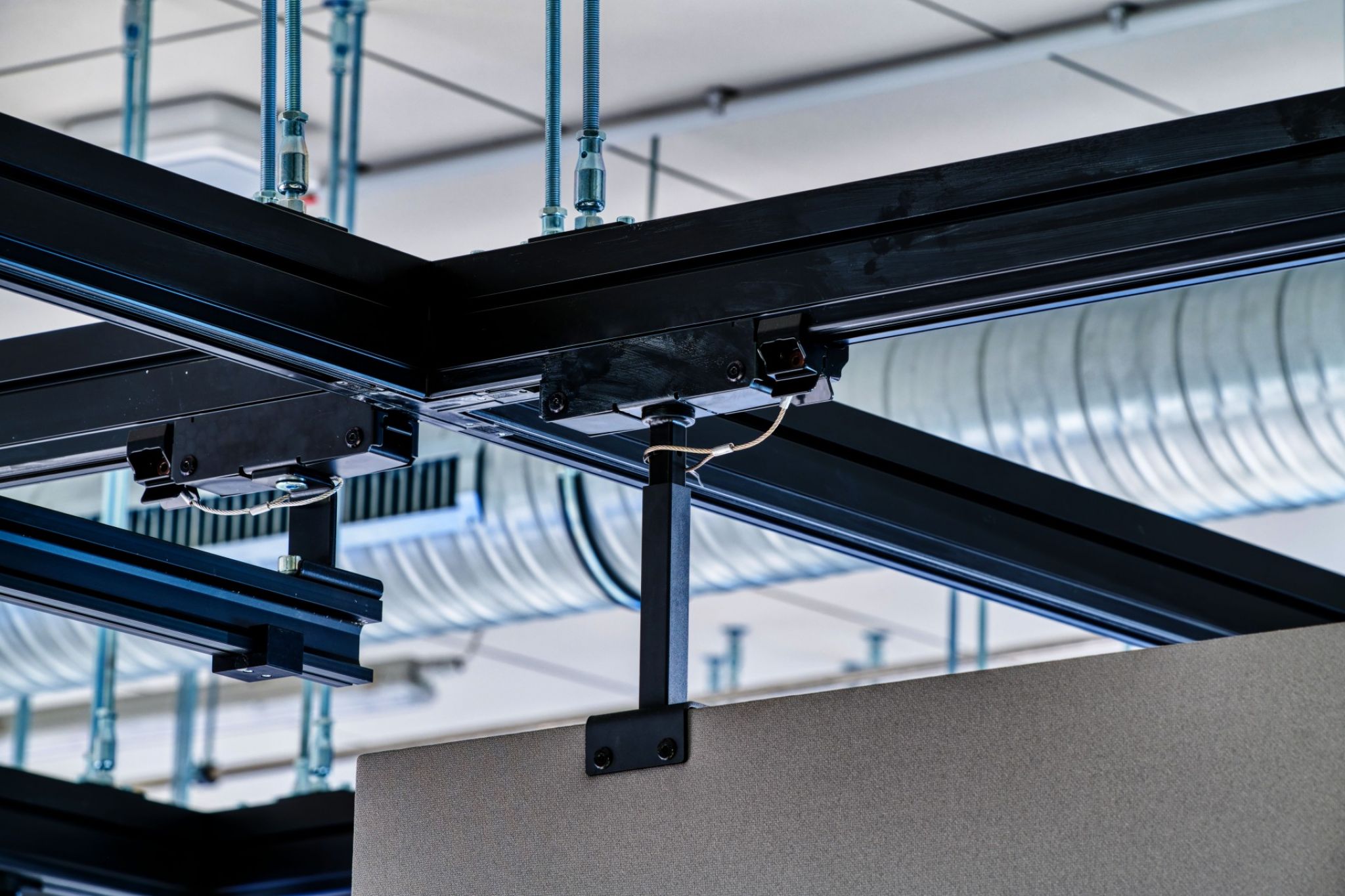 Decken-Schienensystem mit eingesetzter Trennwand.