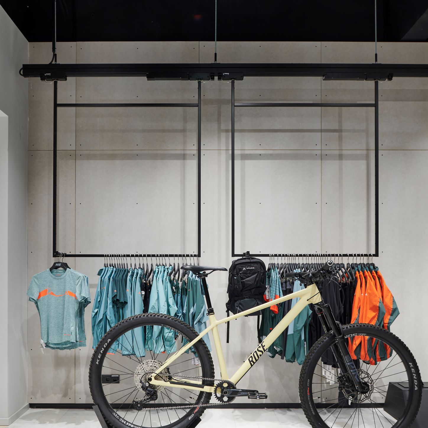 Ein gelbes Fahrrad mit einem Warentr&auml;ger samt Ware im Hintergrund.