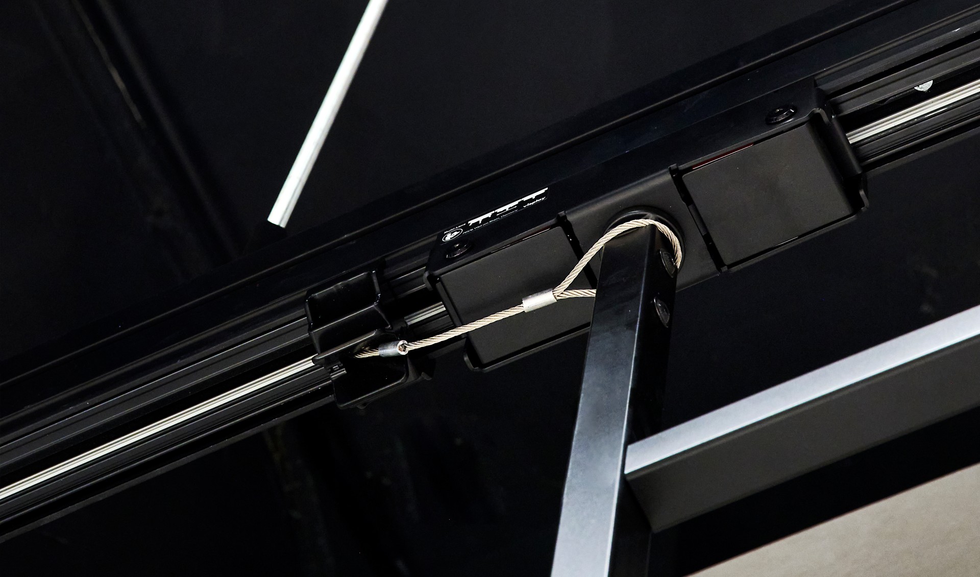 Eine schwarze Decken-Schiene im Detail.