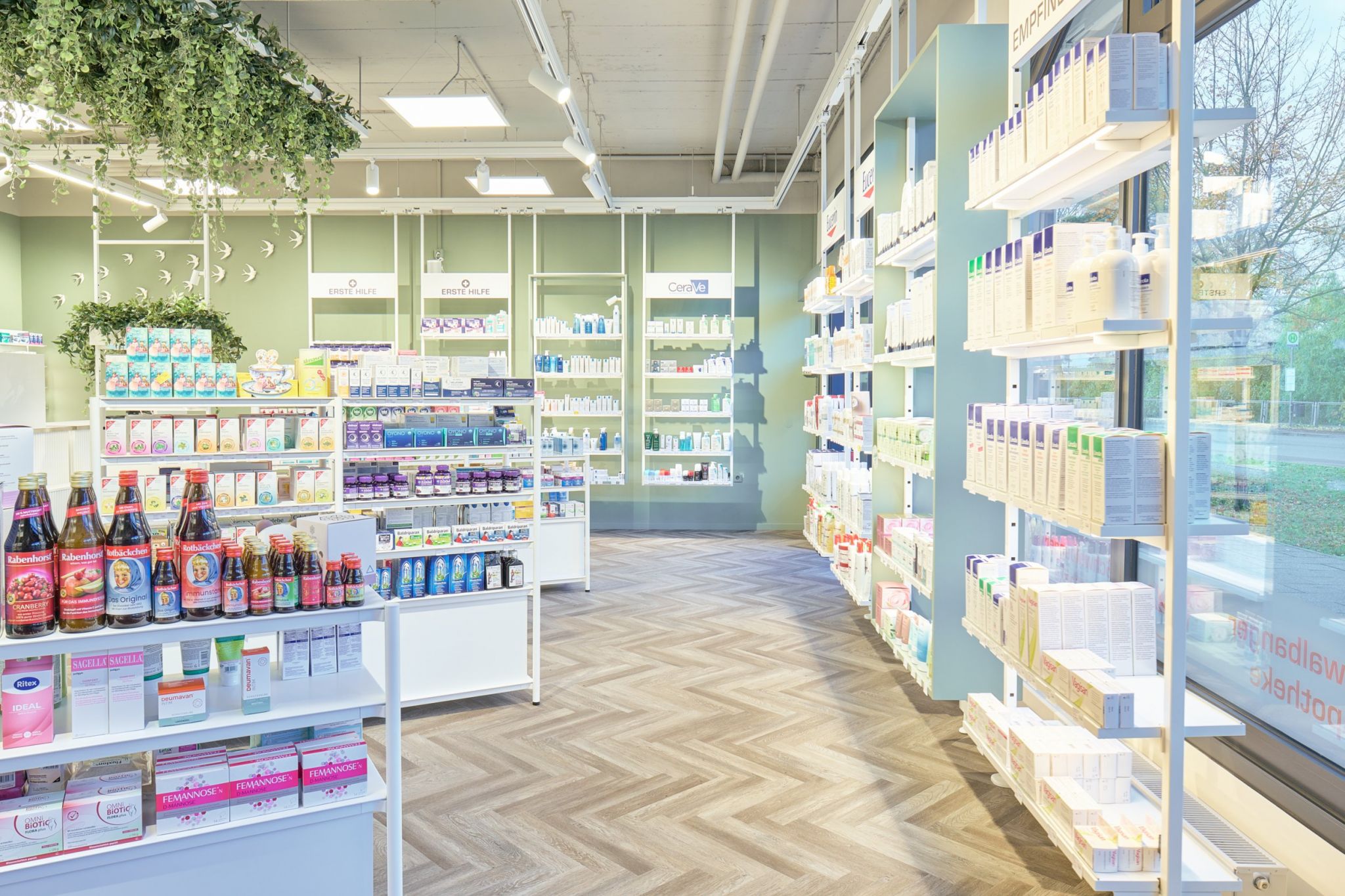 Sistemas Visplay en la zona de ventas de la farmacia Schwalbanger.