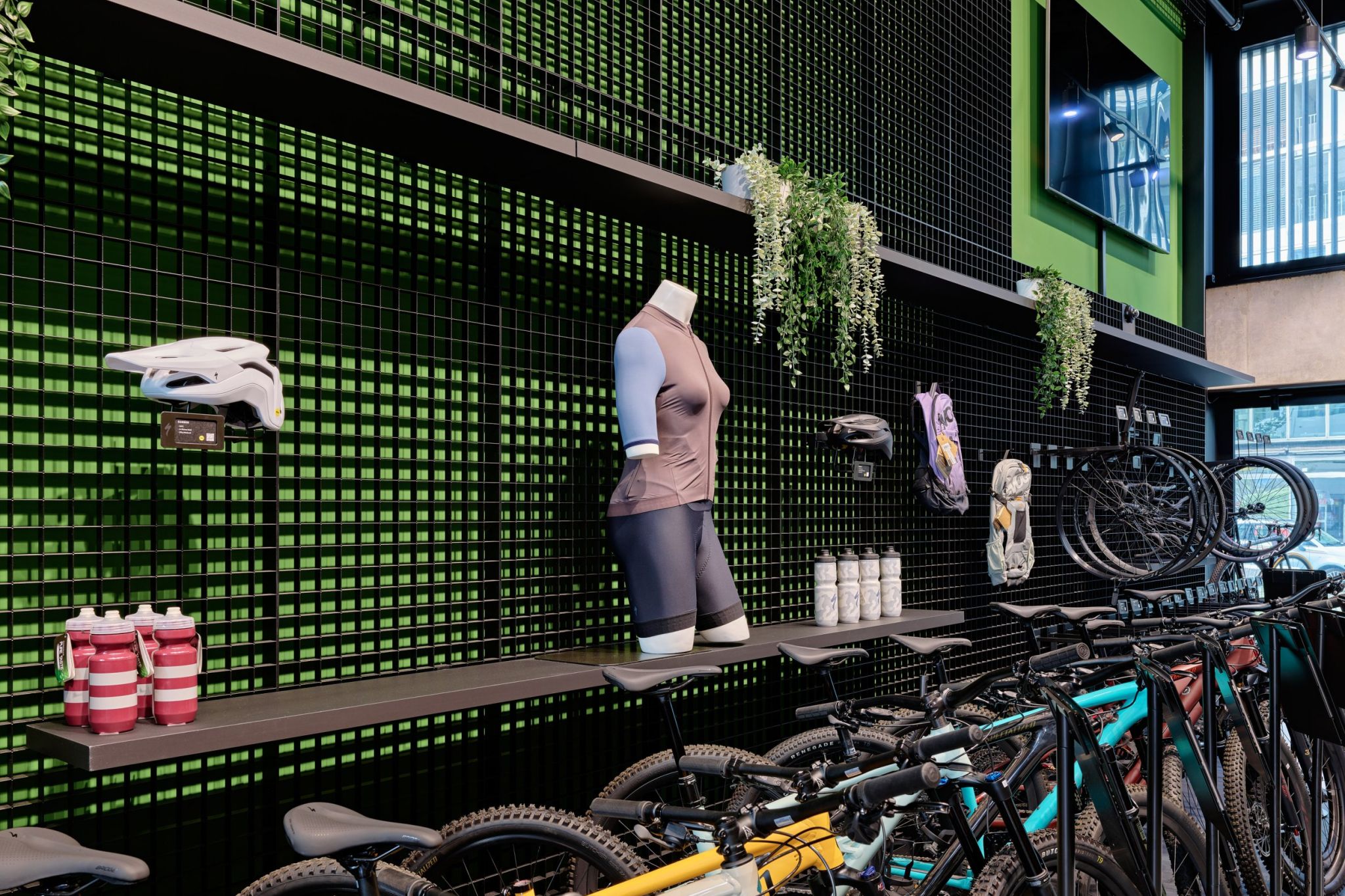 Visplay's Warentr&auml;gersystem Grid brint die Ware von Specialized in ihrem Z&uuml;richer Store zur Geltung.