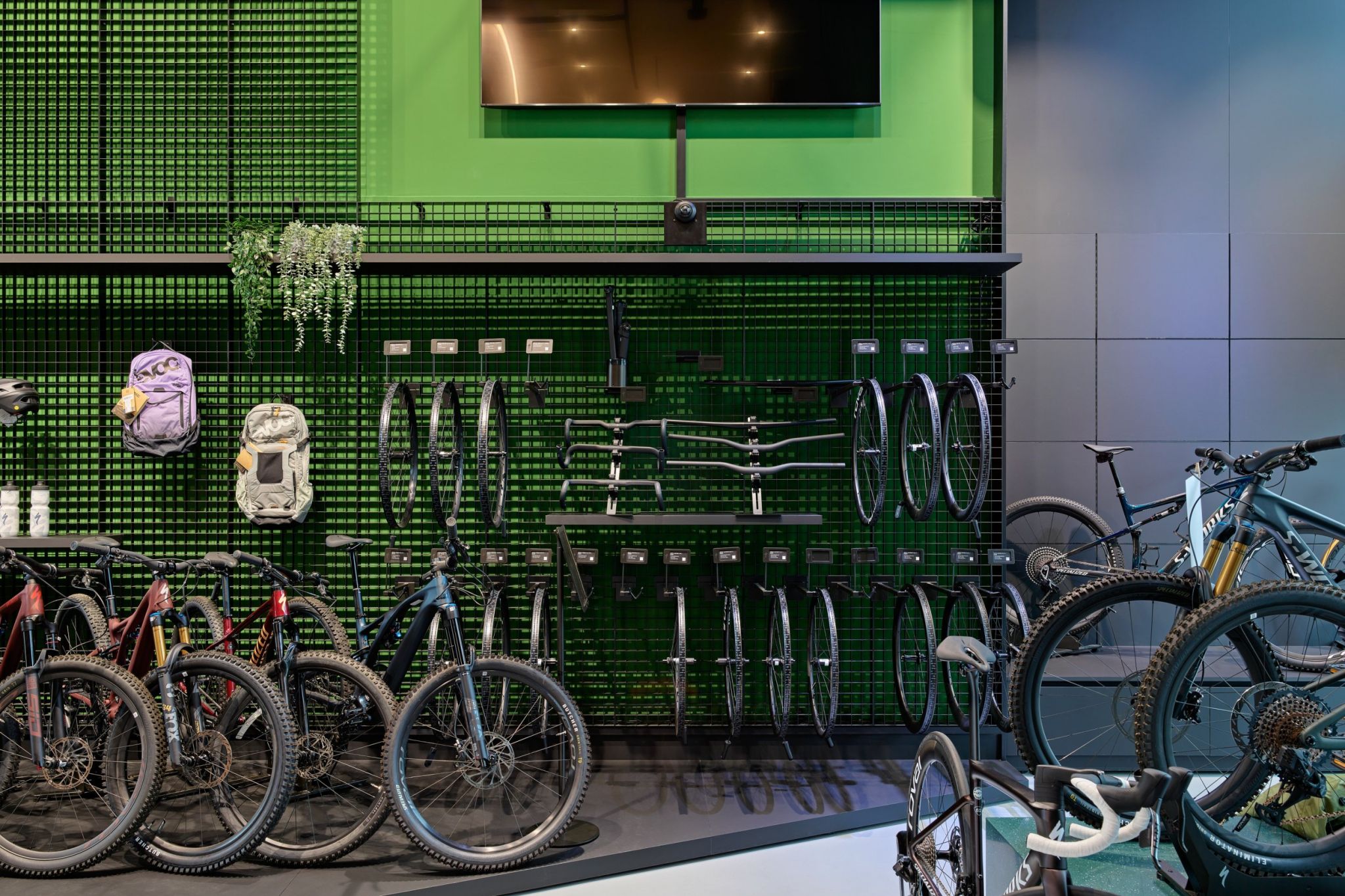 Specialized Store in Z&uuml;rich ausgestattet mit Visplay's Warentr&auml;gersystem Grid.
