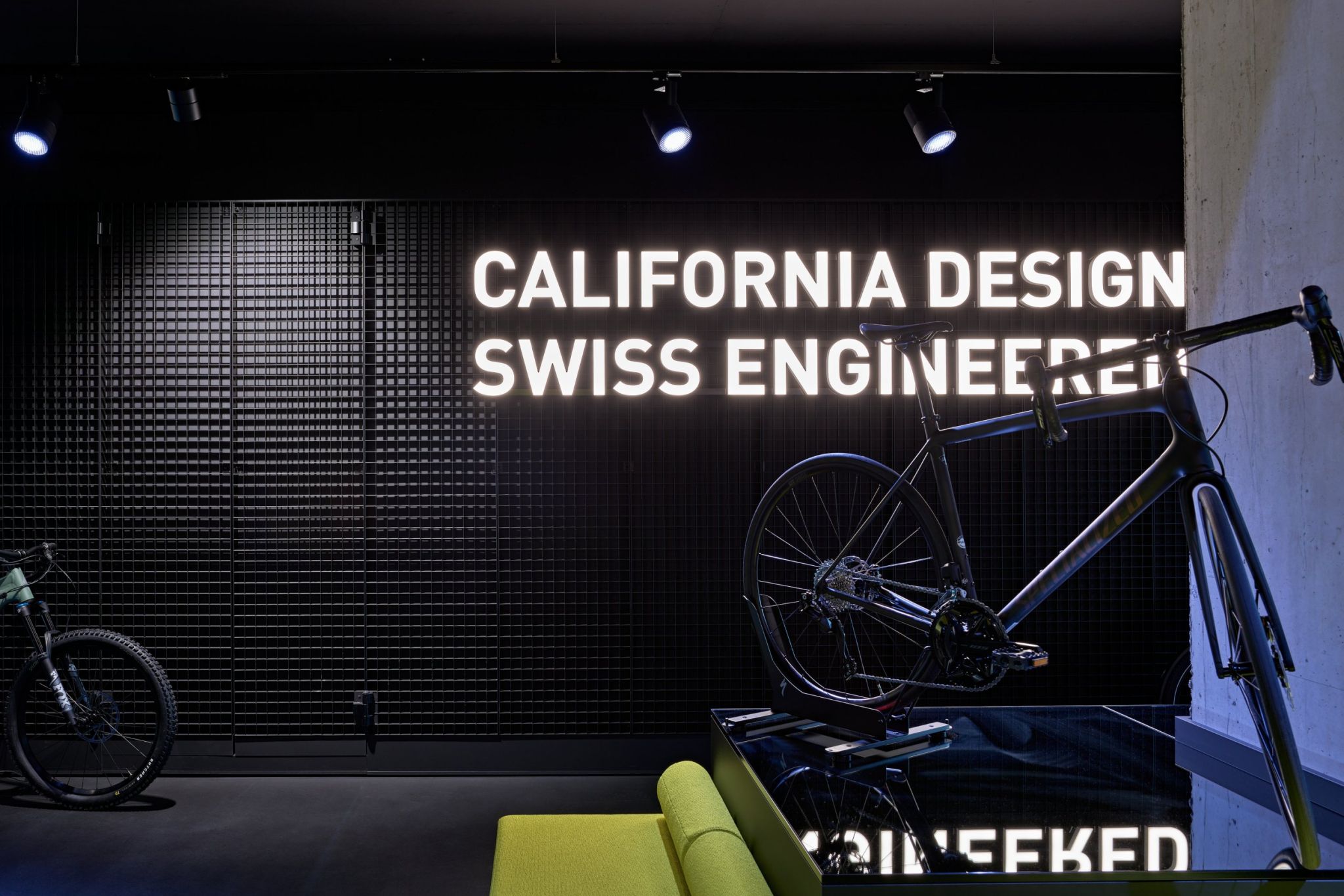 Syst&egrave;me Gridwall de Visplay utilis&eacute; dans le magasin Specialized de Zurich.