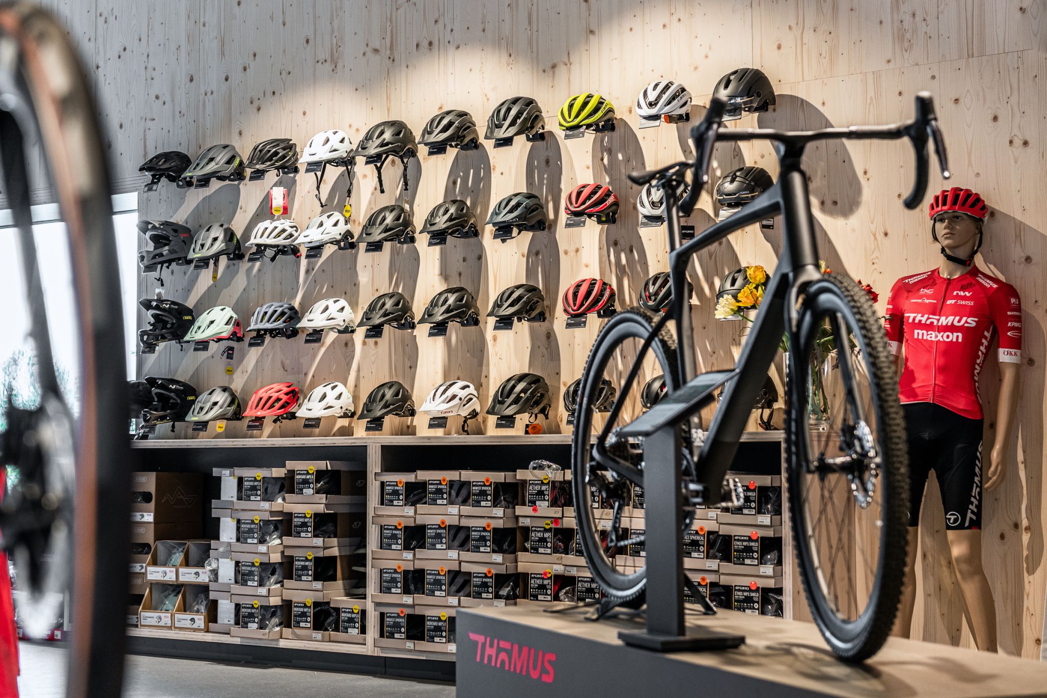 Cascos de bicicleta de Th&ouml;mus presentados con el sistema portaproductos Mono 20 de Visplay.