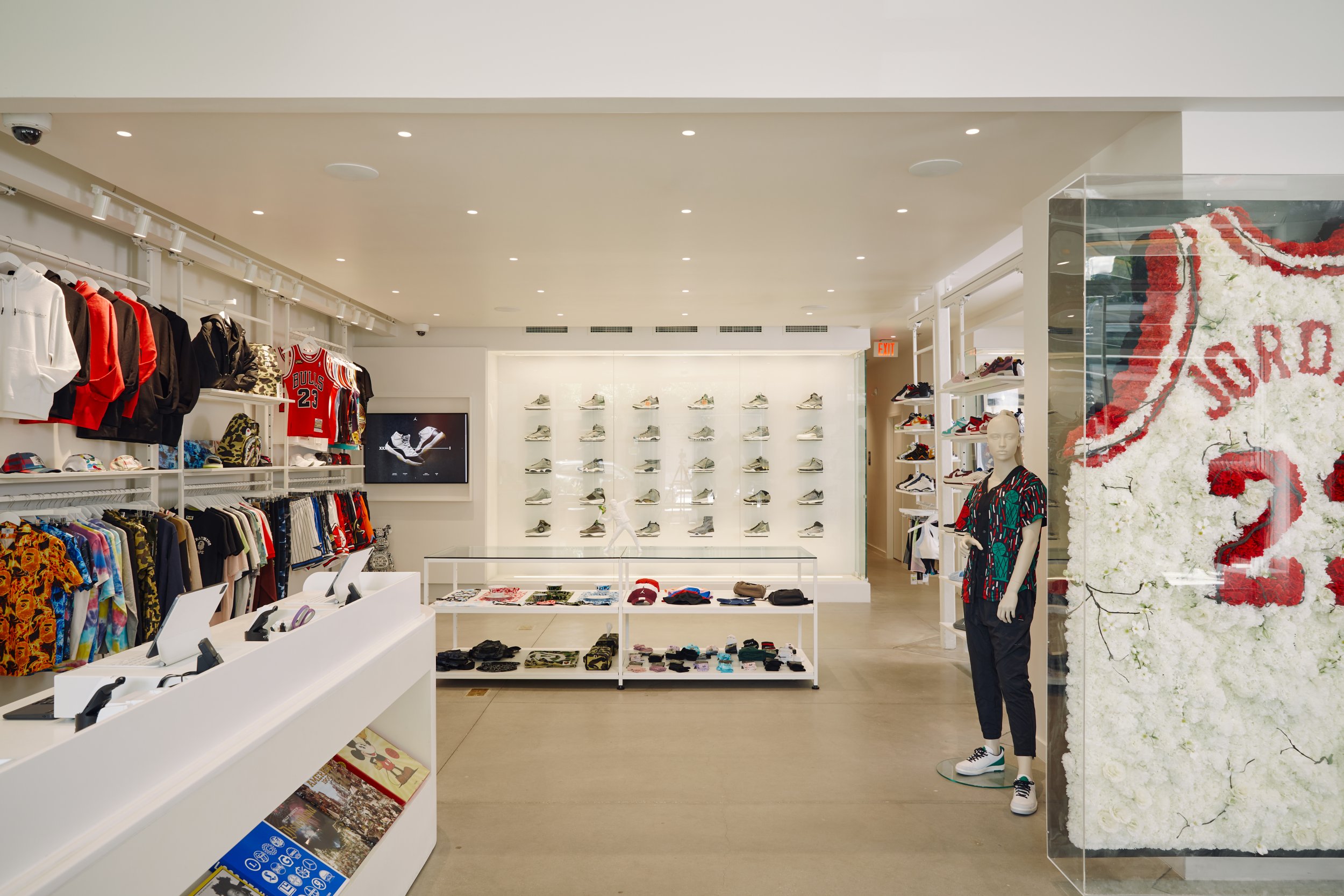 Experimente el concepto minorista de Trophy Room en Orlando, Florida, realizado con los sistemas modulares de exposici&oacute;n de mercanc&iacute;as de Visplay.