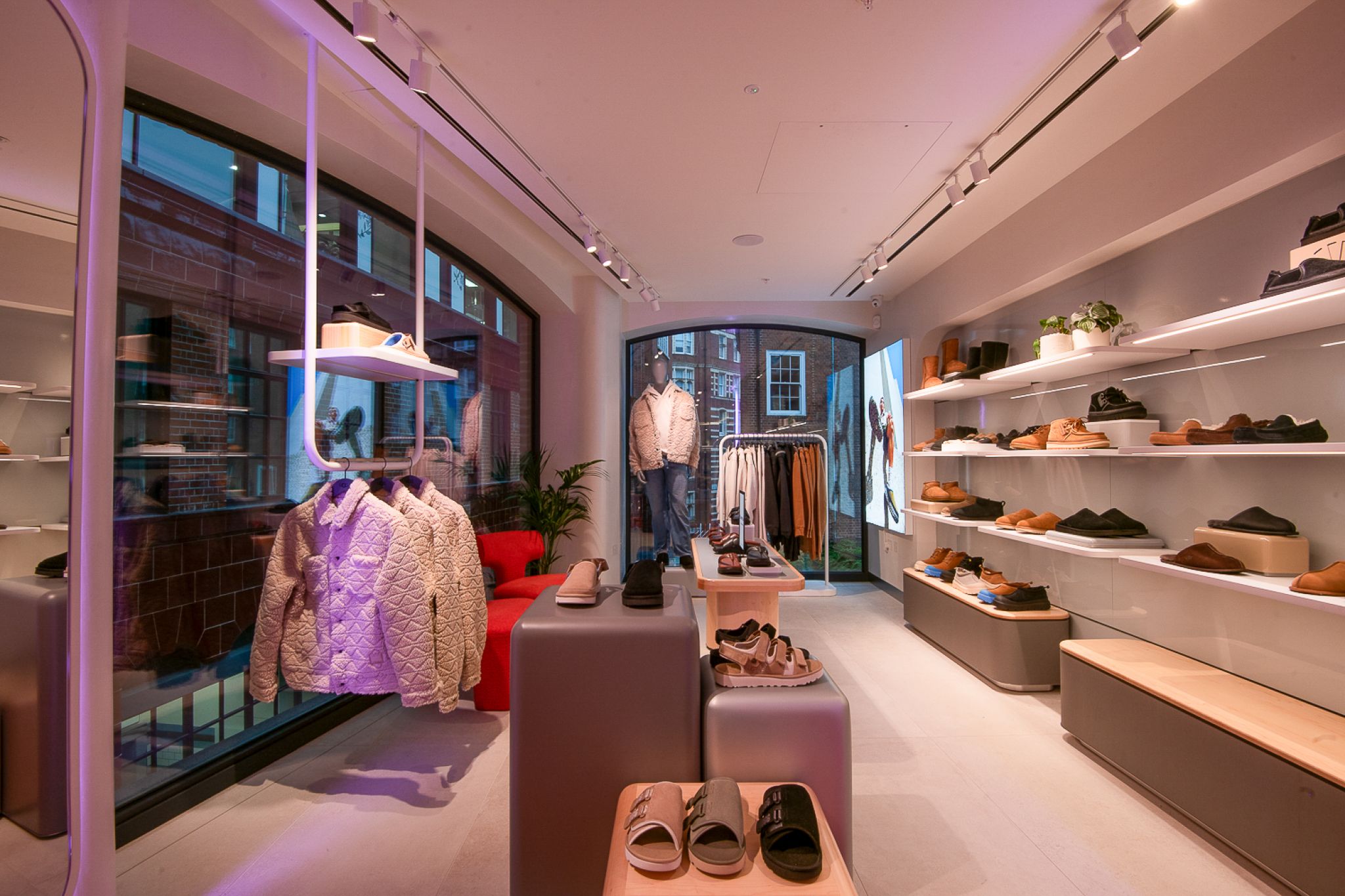 Vista detallada de un sistema de estanter&iacute;as moderno en una tienda de calzado, exhibiendo zapatos con estilo y creando una experiencia de compra lujosa.