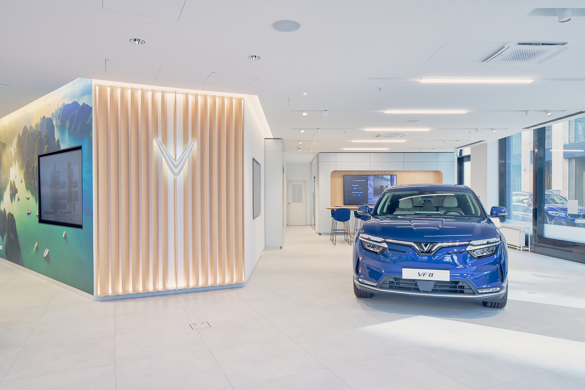 Mod&egrave;le de voiture Vinfast dans l'entr&eacute;e de leur salle d'exposition &agrave; Hambourg.