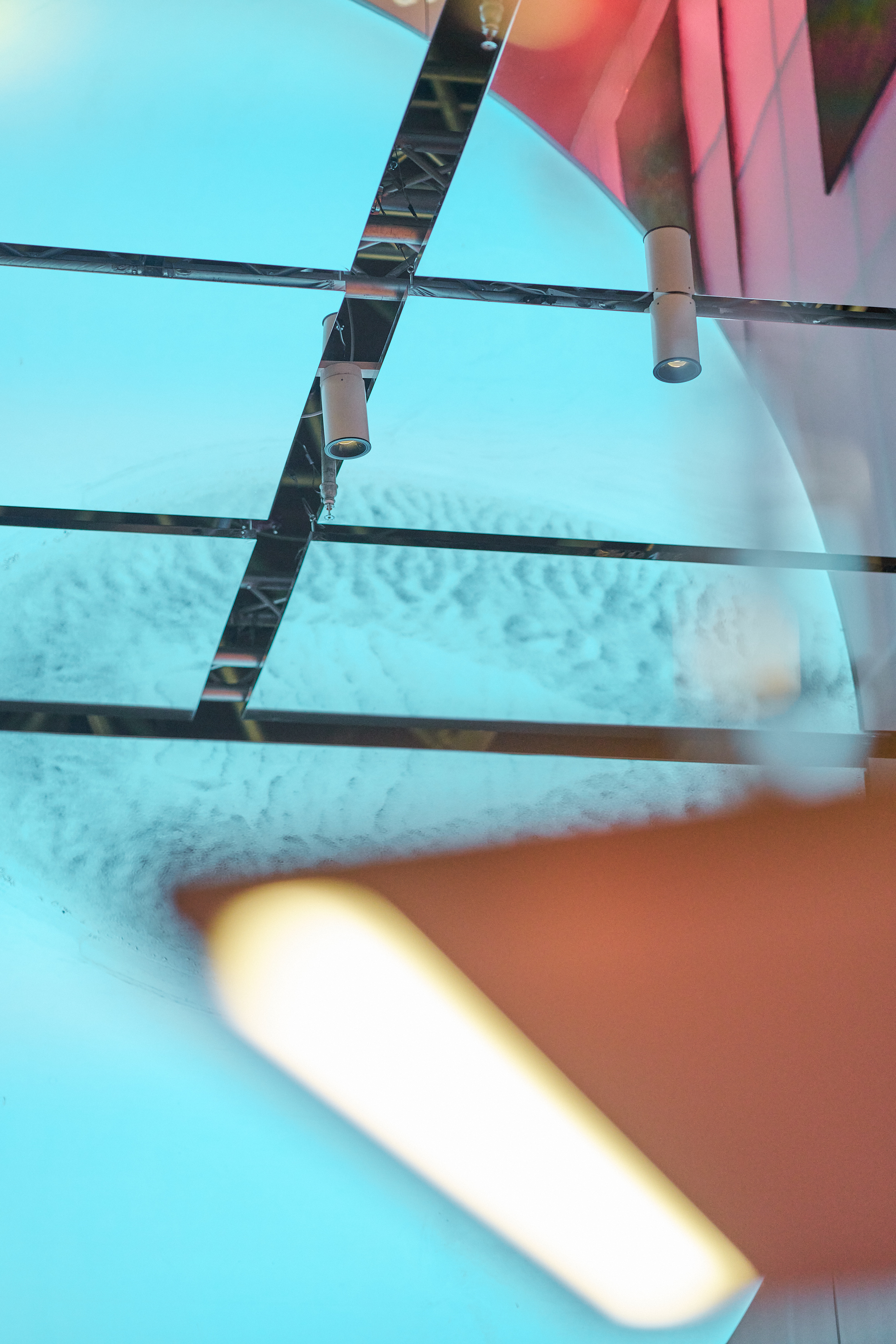 Structure en acier avec &eacute;clairage et surface bleue r&eacute;fl&eacute;chissante