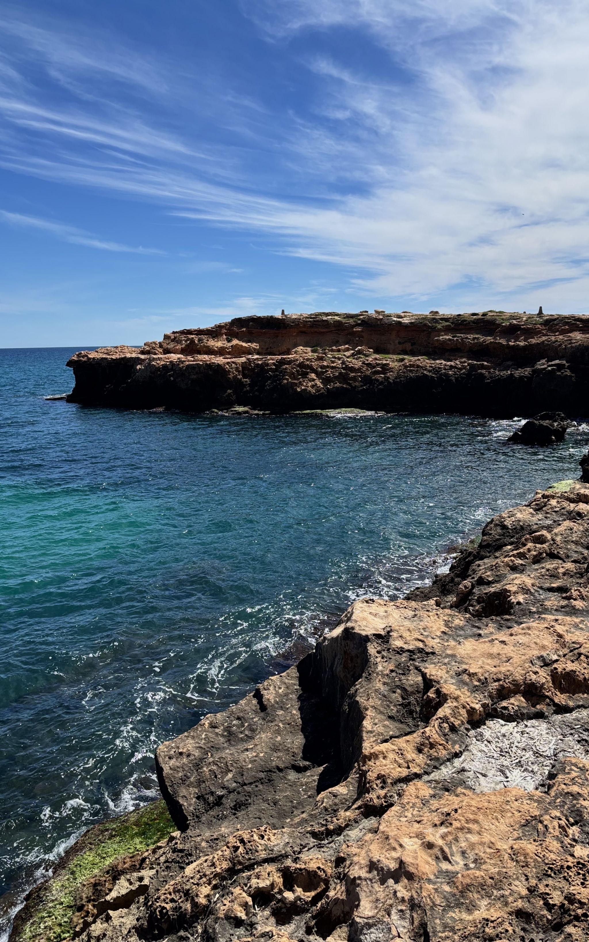 Felsklippen mit unruhiger Wasseroberfl&auml;che und bew&ouml;lktem Himmel &uuml;ber dem Meer.